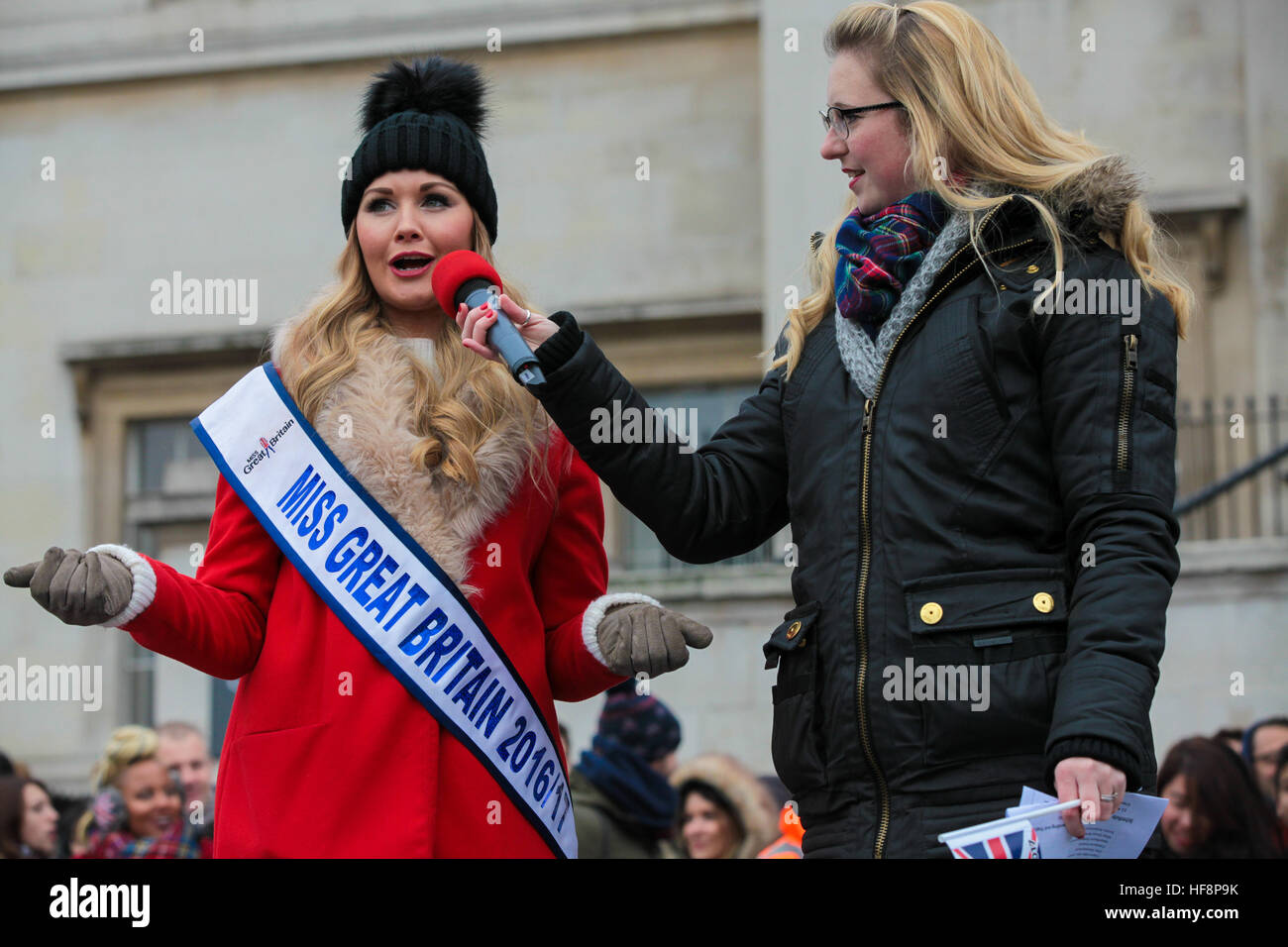 Trafalgar Square, London, UK 30. Dezember 2016. Miss Großbritannien. Künstler gehen durch eine Routine während der neuen Jahre Day Parade Vorbereitungen am Trafalgar Square in London. Der London neue Jahre Day Parade, stattfinden in seiner 31. Jahr 01 Januar. Londoner New Year es Day Parade, eine Wende der Jahre Tradition, verfügen über mehr als 8.000 Künstlern aus zahlreichen Nationen. Bildnachweis: Dinendra Haria/Alamy Live-Nachrichten Stockfoto