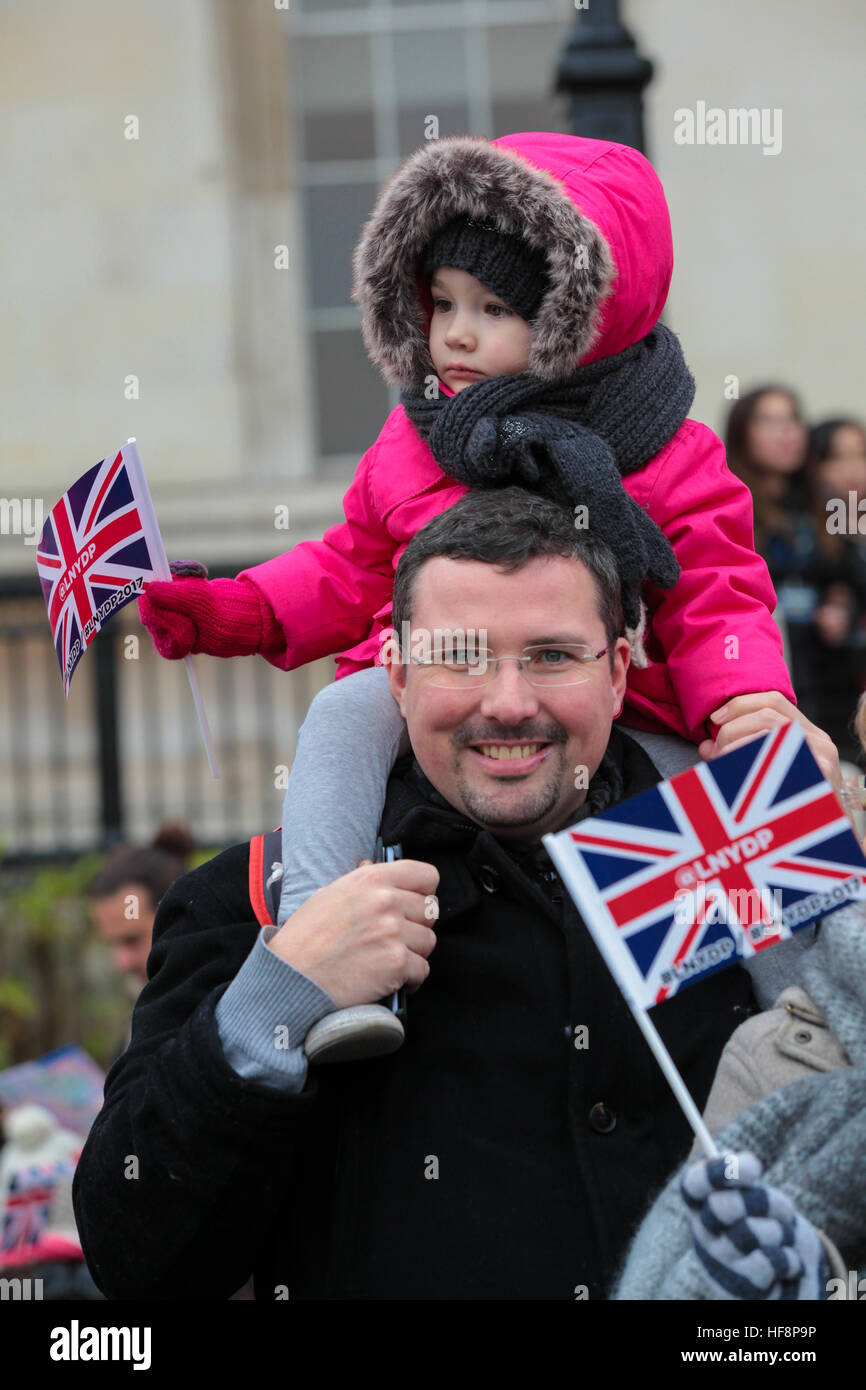 Trafalgar Square, London, UK 30. Dezember 2016. Künstler gehen durch eine Routine während der neuen Jahre Day Parade Vorbereitungen am Trafalgar Square in London. Der London neue Jahre Day Parade, stattfinden in seiner 31. Jahr 01 Januar. Londoner New Year es Day Parade, eine Wende der Jahre Tradition, verfügen über mehr als 8.000 Künstlern aus zahlreichen Nationen. Bildnachweis: Dinendra Haria/Alamy Live-Nachrichten Stockfoto