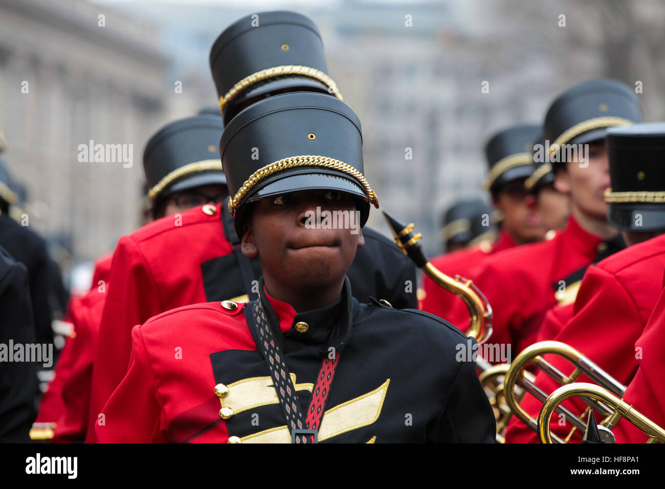 Trafalgar Square, London, UK 30. Dezember 2016. -Etiwanda High School Marching Band aus Kalifornien gehen durch eine Routine während der neuen Jahre Day Parade Vorbereitungen am Trafalgar Square in London. Der London neue Jahre Day Parade, stattfinden in seiner 31. Jahr 01 Januar. Londoner New Year es Day Parade, eine Wende der Jahre Tradition, verfügen über mehr als 8.000 Künstlern aus zahlreichen Nationen. Bildnachweis: Dinendra Haria/Alamy Live-Nachrichten Stockfoto