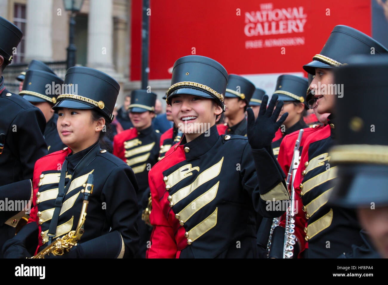 Trafalgar Square, London, UK 30. Dezember 2016. Künstler gehen durch eine Routine während der neuen Jahre Day Parade Vorbereitungen am Trafalgar Square in London. Der London neue Jahre Day Parade, stattfinden in seiner 31. Jahr 01 Januar. Londoner New Year es Day Parade, eine Wende der Jahre Tradition, verfügen über mehr als 8.000 Künstlern aus zahlreichen Nationen. Bildnachweis: Dinendra Haria/Alamy Live-Nachrichten Stockfoto