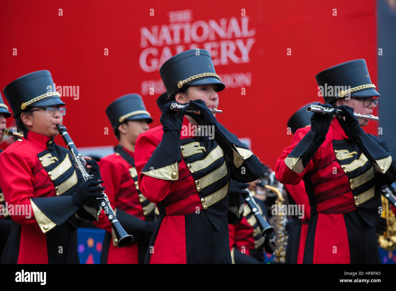Trafalgar Square, London, UK 30. Dezember 2016. Künstler gehen durch eine Routine während der neuen Jahre Day Parade Vorbereitungen am Trafalgar Square in London. Der London neue Jahre Day Parade, stattfinden in seiner 31. Jahr 01 Januar. Londoner New Year es Day Parade, eine Wende der Jahre Tradition, verfügen über mehr als 8.000 Künstlern aus zahlreichen Nationen. Bildnachweis: Dinendra Haria/Alamy Live-Nachrichten Stockfoto
