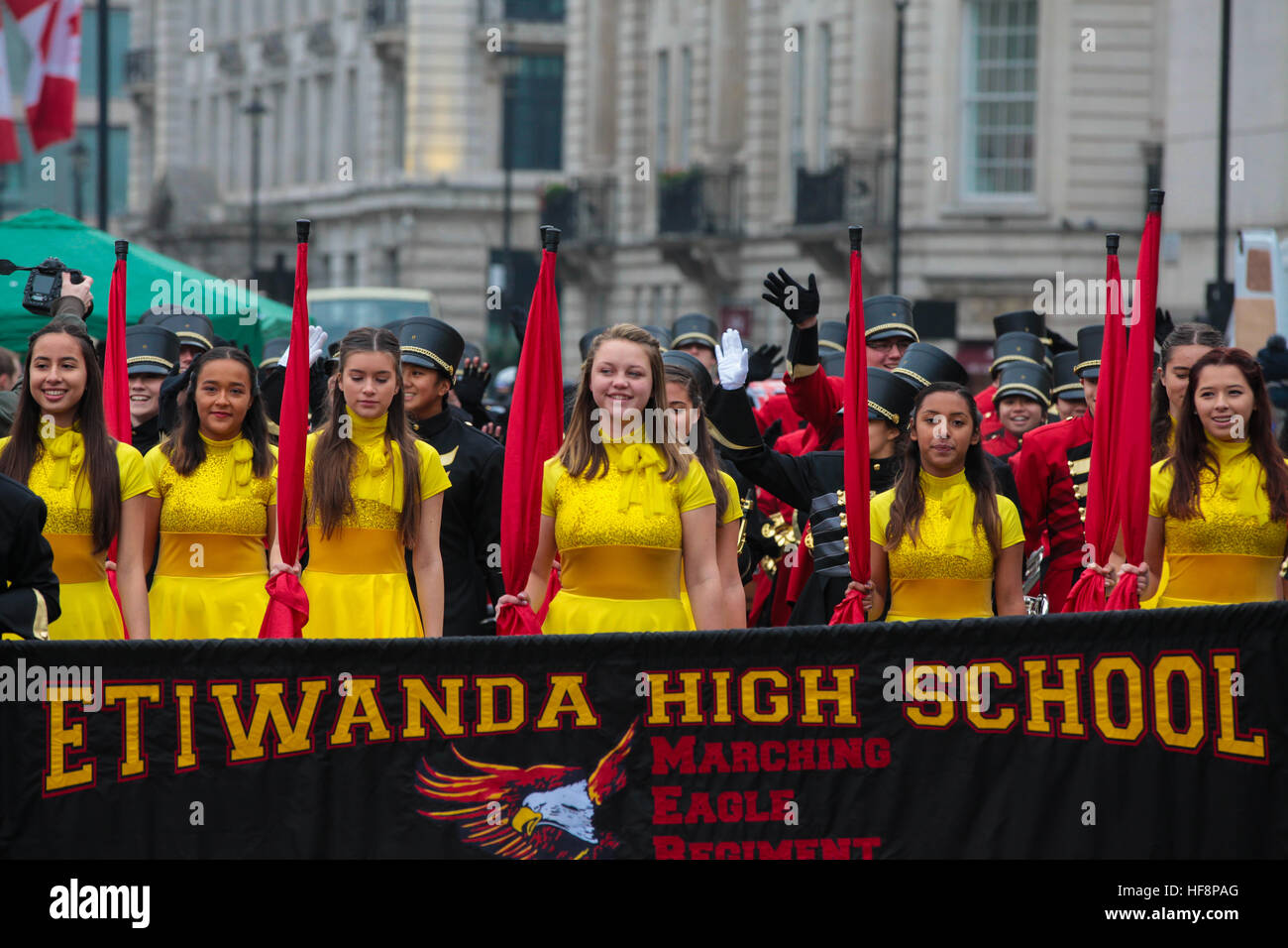 Trafalgar Square, London, UK 30. Dezember 2016. -Etiwanda High School Marching Band aus Kalifornien gehen durch eine Routine während der neuen Jahre Day Parade Vorbereitungen am Trafalgar Square in London. Der London neue Jahre Day Parade, stattfinden in seiner 31. Jahr 01 Januar. Londoner New Year es Day Parade, eine Wende der Jahre Tradition, verfügen über mehr als 8.000 Künstlern aus zahlreichen Nationen. Bildnachweis: Dinendra Haria/Alamy Live-Nachrichten Stockfoto