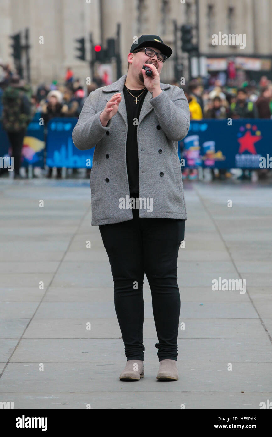 Trafalgar Square, London, UK 30. Dezember 2016. -Ché Chesterman X-Factor Finalisten. Künstler gehen durch eine Routine während der neuen Jahre Day Parade Vorbereitungen am Trafalgar Square in London. Der London neue Jahre Day Parade, stattfinden in seiner 31. Jahr 01 Januar. Londoner New Year es Day Parade, eine Wende der Jahre Tradition, verfügen über mehr als 8.000 Künstlern aus zahlreichen Nationen. Bildnachweis: Dinendra Haria/Alamy Live-Nachrichten Stockfoto
