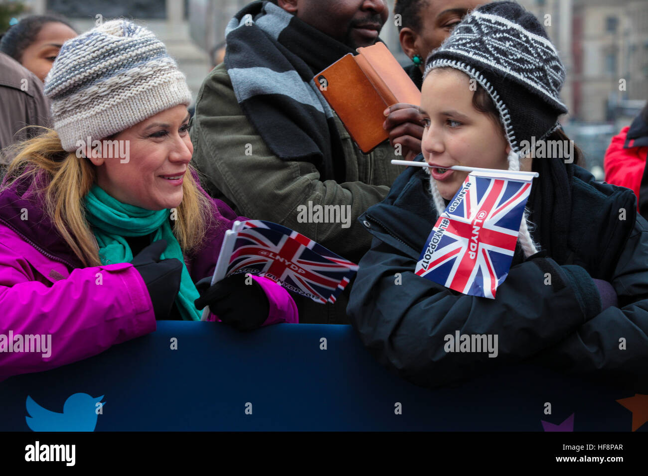 Trafalgar Square, London, UK 30. Dezember 2016. Künstler gehen durch eine Routine während der neuen Jahre Day Parade Vorbereitungen am Trafalgar Square in London. Der London neue Jahre Day Parade, stattfinden in seiner 31. Jahr 01 Januar. Londoner New Year es Day Parade, eine Wende der Jahre Tradition, verfügen über mehr als 8.000 Künstlern aus zahlreichen Nationen. Bildnachweis: Dinendra Haria/Alamy Live-Nachrichten Stockfoto