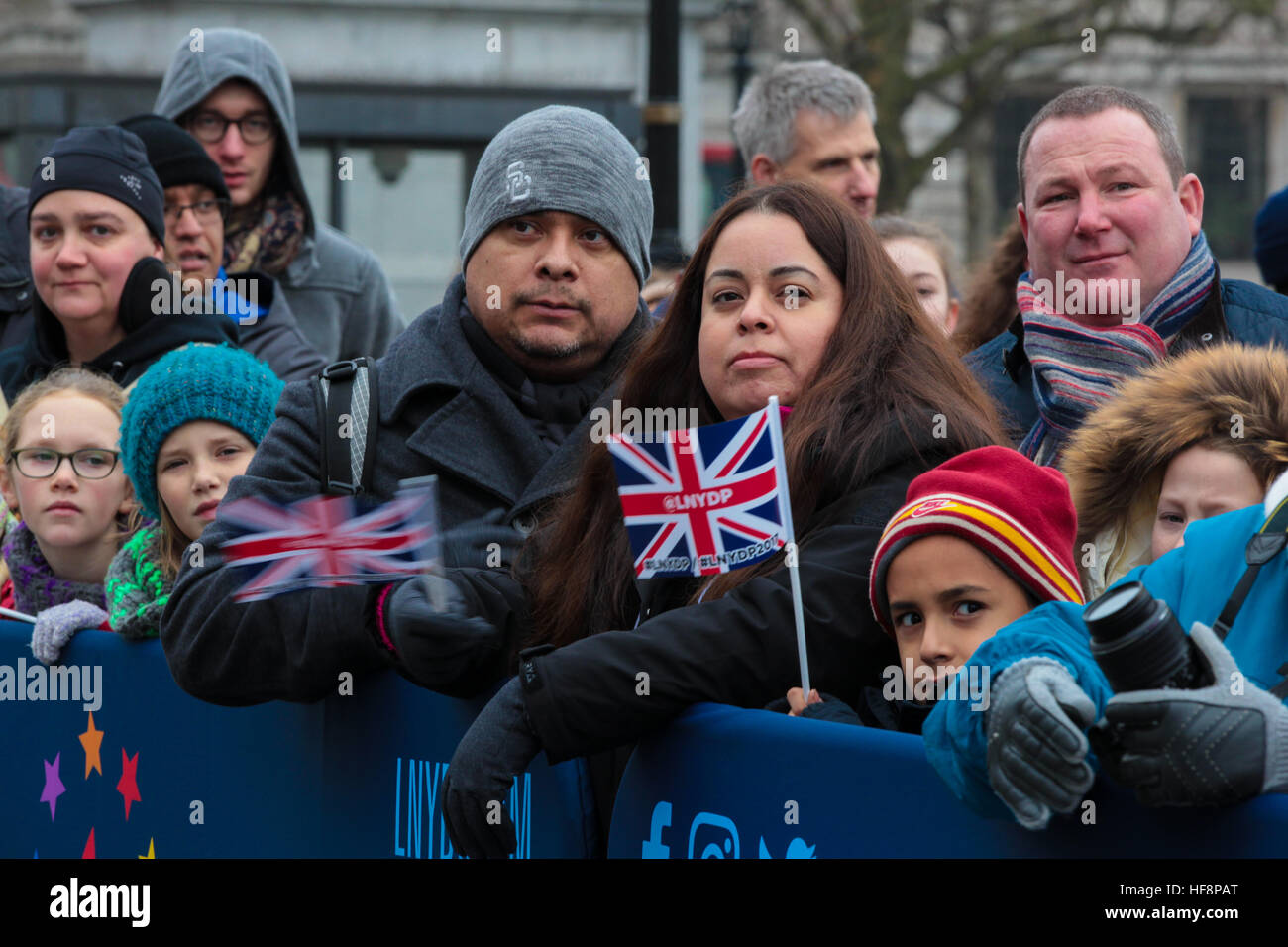 Trafalgar Square, London, UK 30. Dezember 2016. Künstler gehen durch eine Routine während der neuen Jahre Day Parade Vorbereitungen am Trafalgar Square in London. Der London neue Jahre Day Parade, stattfinden in seiner 31. Jahr 01 Januar. Londoner New Year es Day Parade, eine Wende der Jahre Tradition, verfügen über mehr als 8.000 Künstlern aus zahlreichen Nationen. Bildnachweis: Dinendra Haria/Alamy Live-Nachrichten Stockfoto