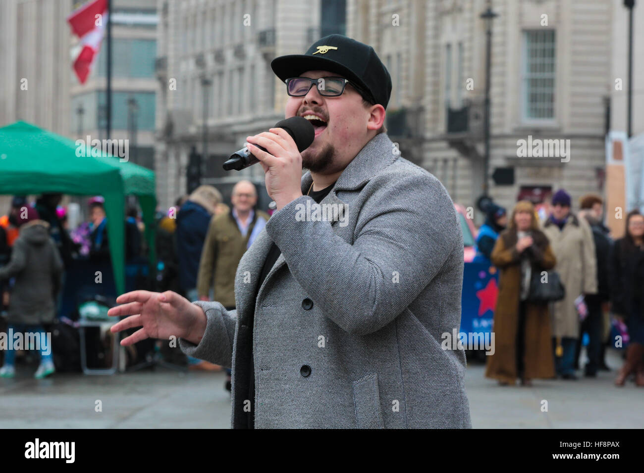 Trafalgar Square, London, UK 30. Dezember 2016. -Ché Chesterman X-Factor Finalisten. Künstler gehen durch eine Routine während der neuen Jahre Day Parade Vorbereitungen am Trafalgar Square in London. Der London neue Jahre Day Parade, stattfinden in seiner 31. Jahr 01 Januar. Londoner New Year es Day Parade, eine Wende der Jahre Tradition, verfügen über mehr als 8.000 Künstlern aus zahlreichen Nationen. Bildnachweis: Dinendra Haria/Alamy Live-Nachrichten Stockfoto