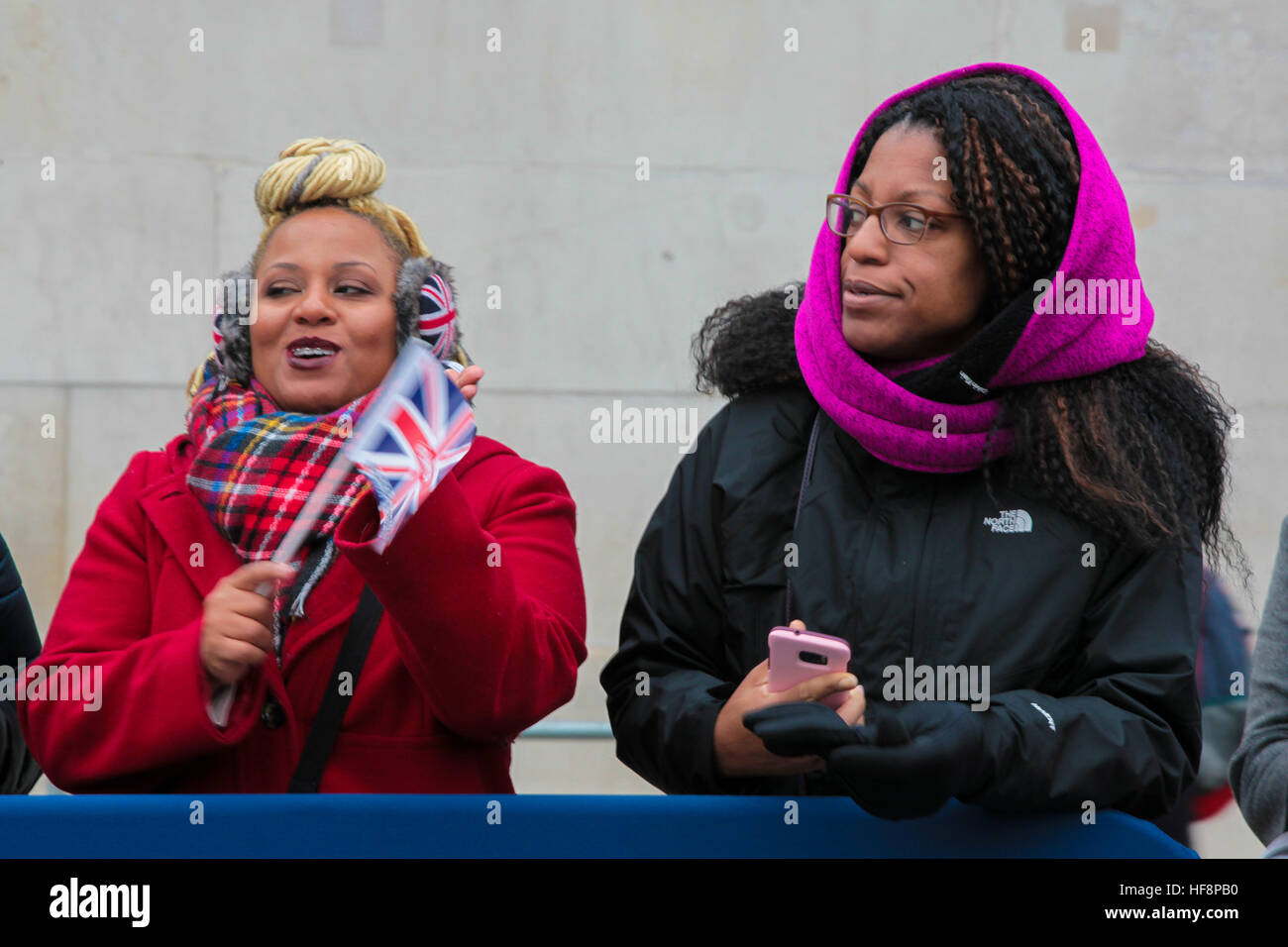 Trafalgar Square, London, UK 30. Dezember 2016. Künstler gehen durch eine Routine während der neuen Jahre Day Parade Vorbereitungen am Trafalgar Square in London. Der London neue Jahre Day Parade, stattfinden in seiner 31. Jahr 01 Januar. Londoner New Year es Day Parade, eine Wende der Jahre Tradition, verfügen über mehr als 8.000 Künstlern aus zahlreichen Nationen. Bildnachweis: Dinendra Haria/Alamy Live-Nachrichten Stockfoto