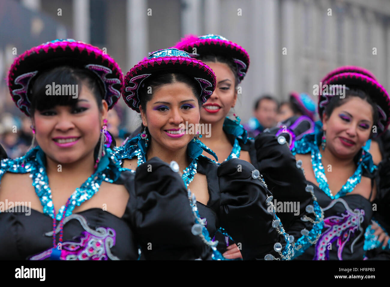 Trafalgar Square, London, UK 30. Dezember 2016. -Caporales San Simon Londres durchlaufen eine Routine während der neuen Jahre Day Parade Vorbereitungen am Trafalgar Square in London. Caporales San Simon Londres ist eine Latin American Folk Gruppe von Vertretern der Kultur und Tradition von Bolivien. Der London neue Jahre Day Parade, stattfinden in seiner 31. Jahr 01 Januar. Londoner New Year es Day Parade, eine Wende der Jahre Tradition, verfügen über mehr als 8.000 Künstlern aus zahlreichen Nationen. Bildnachweis: Dinendra Haria/Alamy Live-Nachrichten Stockfoto