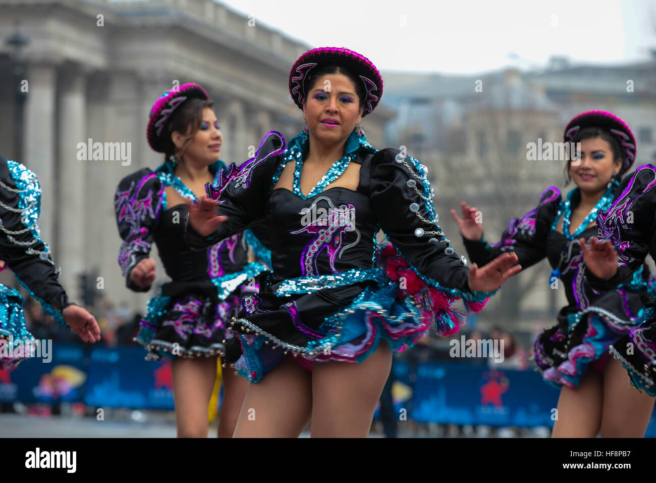 Trafalgar Square, London, UK 30. Dezember 2016. -Caporales San Simon Londres durchlaufen eine Routine während der neuen Jahre Day Parade Vorbereitungen am Trafalgar Square in London. Caporales San Simon Londres ist eine Latin American Folk Gruppe von Vertretern der Kultur und Tradition von Bolivien. Der London neue Jahre Day Parade, stattfinden in seiner 31. Jahr 01 Januar. Londoner New Year es Day Parade, eine Wende der Jahre Tradition, verfügen über mehr als 8.000 Künstlern aus zahlreichen Nationen. Bildnachweis: Dinendra Haria/Alamy Live-Nachrichten Stockfoto