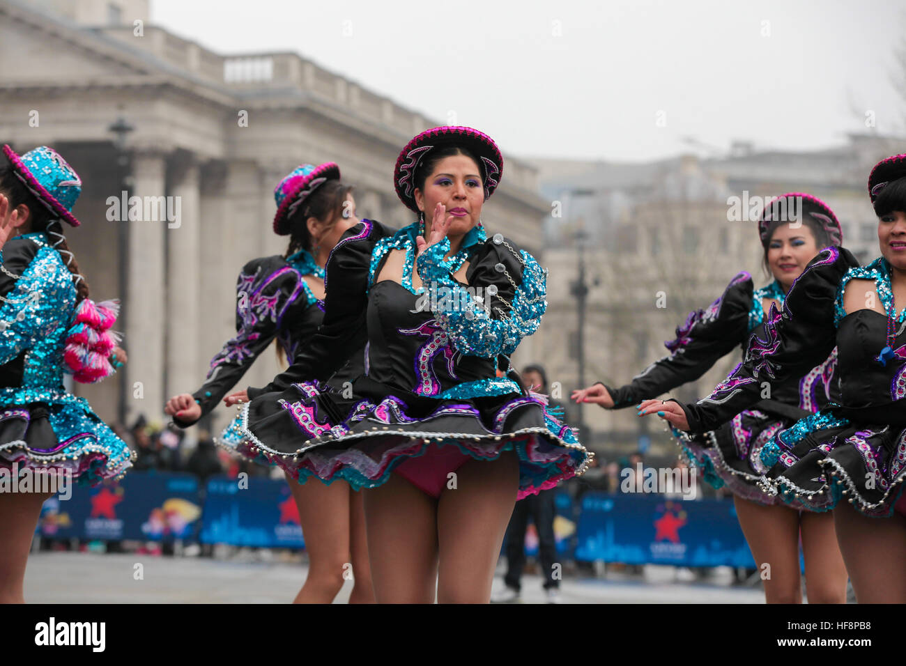 Trafalgar Square, London, UK 30. Dezember 2016. -Caporales San Simon Londres durchlaufen eine Routine während der neuen Jahre Day Parade Vorbereitungen am Trafalgar Square in London. Caporales San Simon Londres ist eine Latin American Folk Gruppe von Vertretern der Kultur und Tradition von Bolivien. Der London neue Jahre Day Parade, stattfinden in seiner 31. Jahr 01 Januar. Londoner New Year es Day Parade, eine Wende der Jahre Tradition, verfügen über mehr als 8.000 Künstlern aus zahlreichen Nationen. Bildnachweis: Dinendra Haria/Alamy Live-Nachrichten Stockfoto