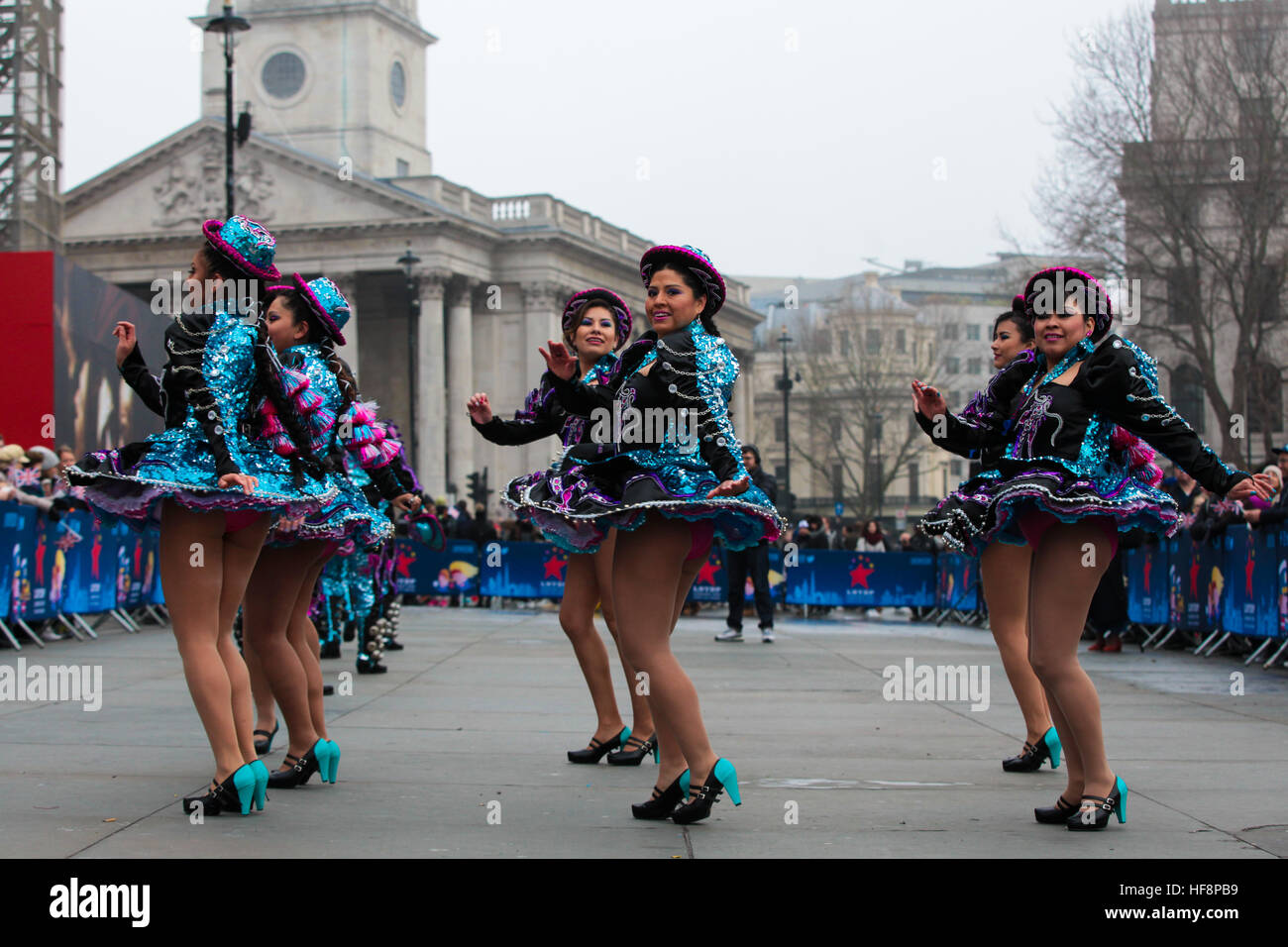 Trafalgar Square, London, UK 30. Dezember 2016. -Caporales San Simon Londres durchlaufen eine Routine während der neuen Jahre Day Parade Vorbereitungen am Trafalgar Square in London. Caporales San Simon Londres ist eine Latin American Folk Gruppe von Vertretern der Kultur und Tradition von Bolivien. Der London neue Jahre Day Parade, stattfinden in seiner 31. Jahr 01 Januar. Londoner New Year es Day Parade, eine Wende der Jahre Tradition, verfügen über mehr als 8.000 Künstlern aus zahlreichen Nationen. Bildnachweis: Dinendra Haria/Alamy Live-Nachrichten Stockfoto