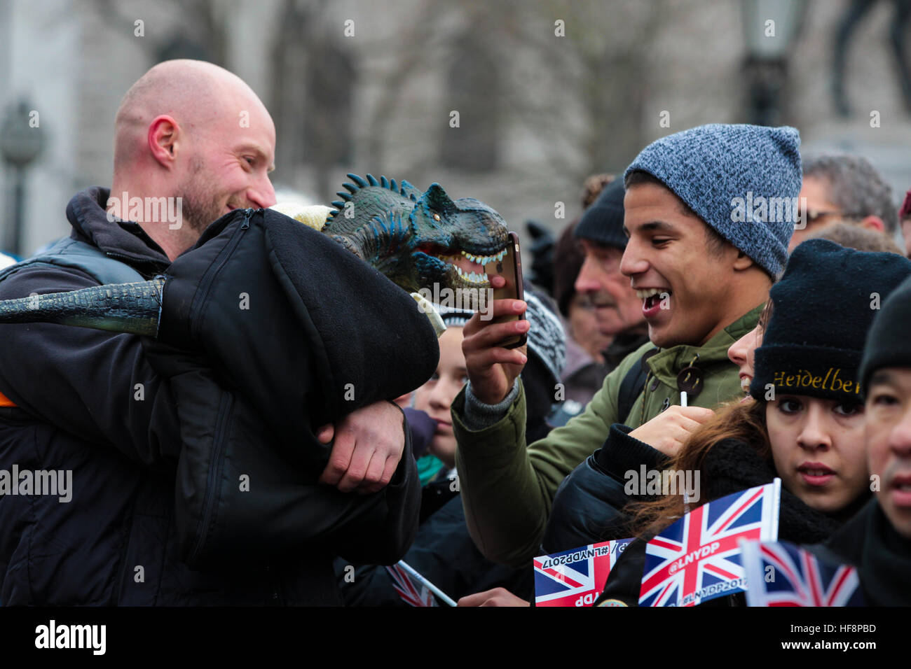 Trafalgar Square, London, UK 30. Dezember 2016. Künstler gehen durch eine Routine während der neuen Jahre Day Parade Vorbereitungen am Trafalgar Square in London. Der London neue Jahre Day Parade, stattfinden in seiner 31. Jahr 01 Januar. Londoner New Year es Day Parade, eine Wende der Jahre Tradition, verfügen über mehr als 8.000 Künstlern aus zahlreichen Nationen. Bildnachweis: Dinendra Haria/Alamy Live-Nachrichten Stockfoto