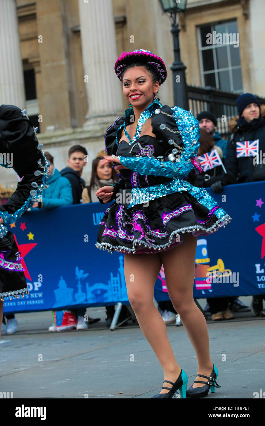 Trafalgar Square, London, UK 30. Dezember 2016. -Caporales San Simon Londres durchlaufen eine Routine während der neuen Jahre Day Parade Vorbereitungen am Trafalgar Square in London. Caporales San Simon Londres ist eine Latin American Folk Gruppe von Vertretern der Kultur und Tradition von Bolivien. Der London neue Jahre Day Parade, stattfinden in seiner 31. Jahr 01 Januar. Londoner New Year es Day Parade, eine Wende der Jahre Tradition, verfügen über mehr als 8.000 Künstlern aus zahlreichen Nationen. Bildnachweis: Dinendra Haria/Alamy Live-Nachrichten Stockfoto