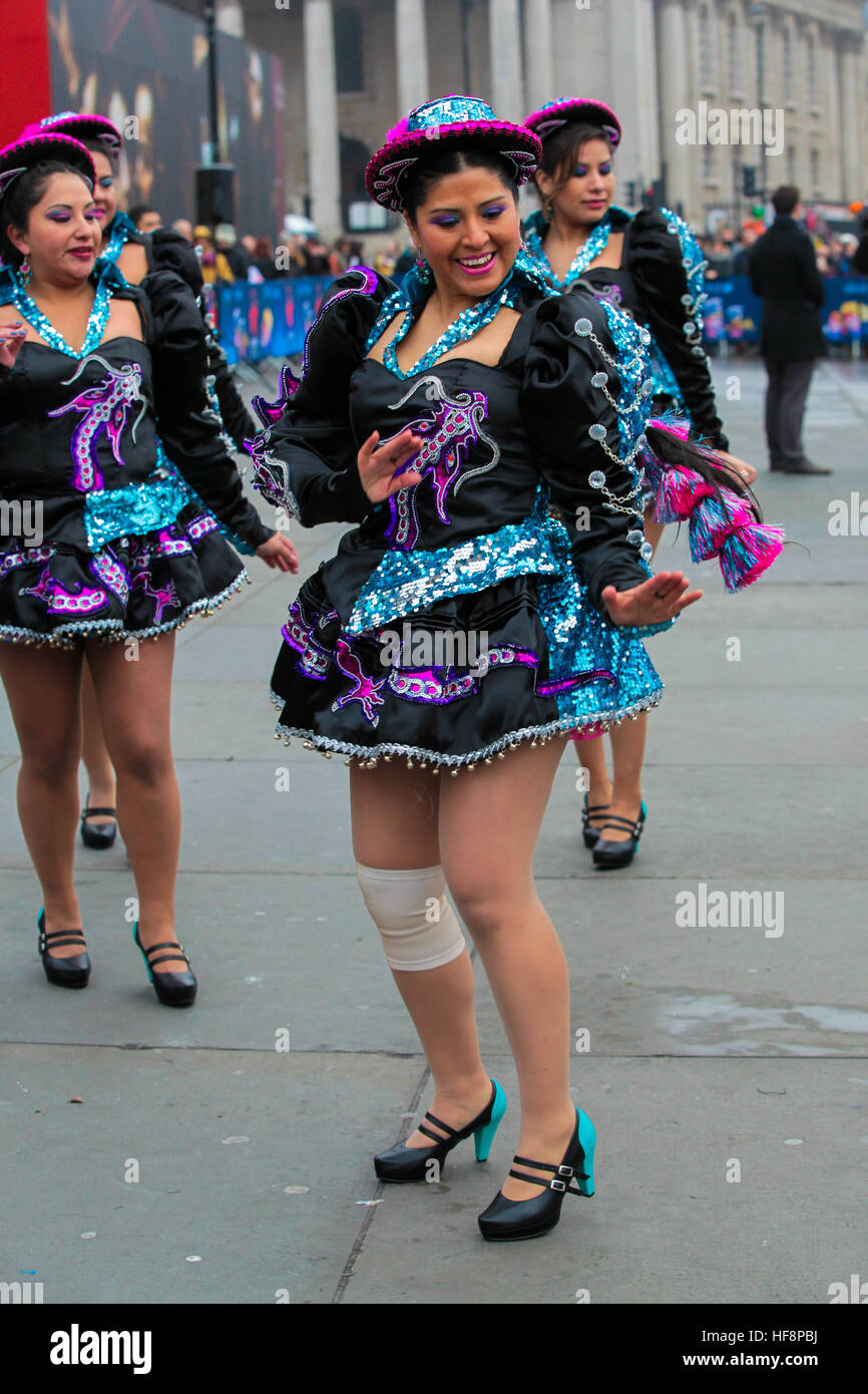 Trafalgar Square, London, UK 30. Dezember 2016. -Caporales San Simon Londres durchlaufen eine Routine während der neuen Jahre Day Parade Vorbereitungen am Trafalgar Square in London. Caporales San Simon Londres ist eine Latin American Folk Gruppe von Vertretern der Kultur und Tradition von Bolivien. Der London neue Jahre Day Parade, stattfinden in seiner 31. Jahr 01 Januar. Londoner New Year es Day Parade, eine Wende der Jahre Tradition, verfügen über mehr als 8.000 Künstlern aus zahlreichen Nationen. Bildnachweis: Dinendra Haria/Alamy Live-Nachrichten Stockfoto