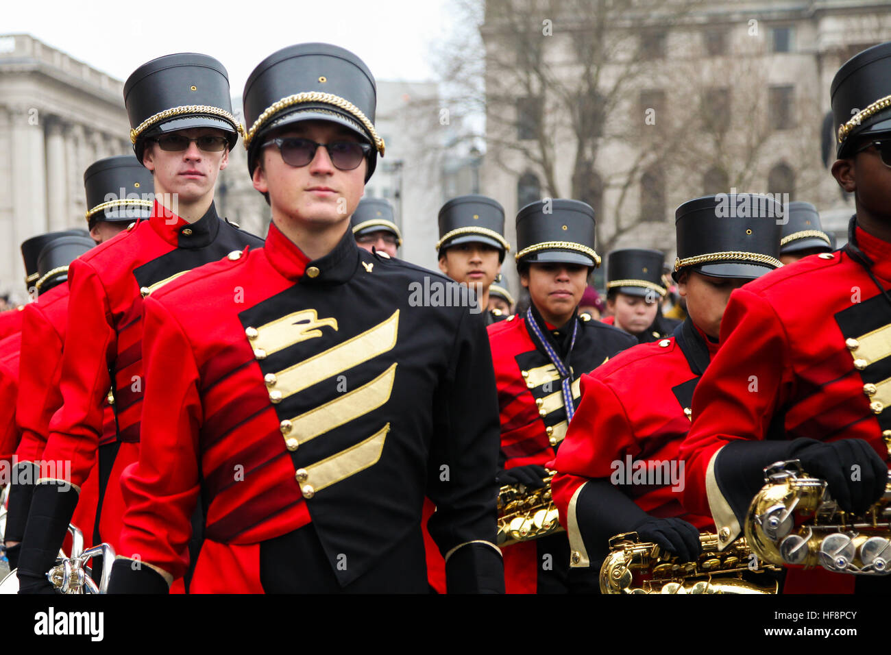 Trafalgar Square, London, UK 30. Dezember 2016. -Etiwanda High School Marching Band aus Kalifornien gehen durch eine Routine während der neuen Jahre Day Parade Vorbereitungen am Trafalgar Square in London. Der London neue Jahre Day Parade, stattfinden in seiner 31. Jahr 01 Januar. Londoner New Year es Day Parade, eine Wende der Jahre Tradition, verfügen über mehr als 8.000 Künstlern aus zahlreichen Nationen. Bildnachweis: Dinendra Haria/Alamy Live-Nachrichten Stockfoto