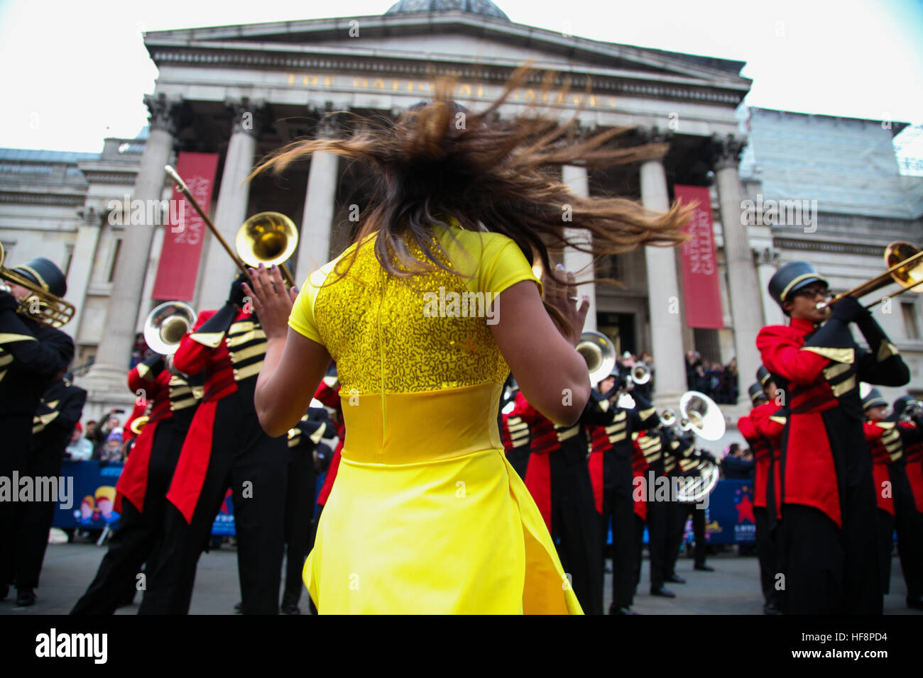 Trafalgar Square, London, UK 30. Dezember 2016. -Etiwanda High School Marching Band aus Kalifornien gehen durch eine Routine während der neuen Jahre Day Parade Vorbereitungen am Trafalgar Square in London. Der London neue Jahre Day Parade, stattfinden in seiner 31. Jahr 01 Januar. Londoner New Year es Day Parade, eine Wende der Jahre Tradition, verfügen über mehr als 8.000 Künstlern aus zahlreichen Nationen. Bildnachweis: Dinendra Haria/Alamy Live-Nachrichten Stockfoto