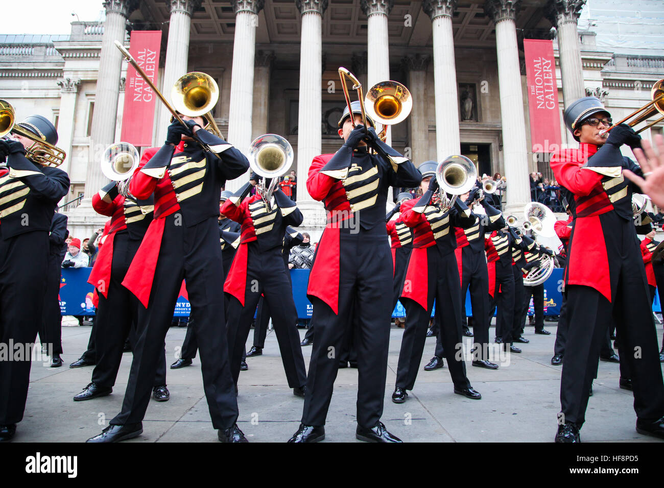 Trafalgar Square, London, UK 30. Dezember 2016. -Etiwanda High School Marching Band aus Kalifornien gehen durch eine Routine während der neuen Jahre Day Parade Vorbereitungen am Trafalgar Square in London. Der London neue Jahre Day Parade, stattfinden in seiner 31. Jahr 01 Januar. Londoner New Year es Day Parade, eine Wende der Jahre Tradition, verfügen über mehr als 8.000 Künstlern aus zahlreichen Nationen. Bildnachweis: Dinendra Haria/Alamy Live-Nachrichten Stockfoto