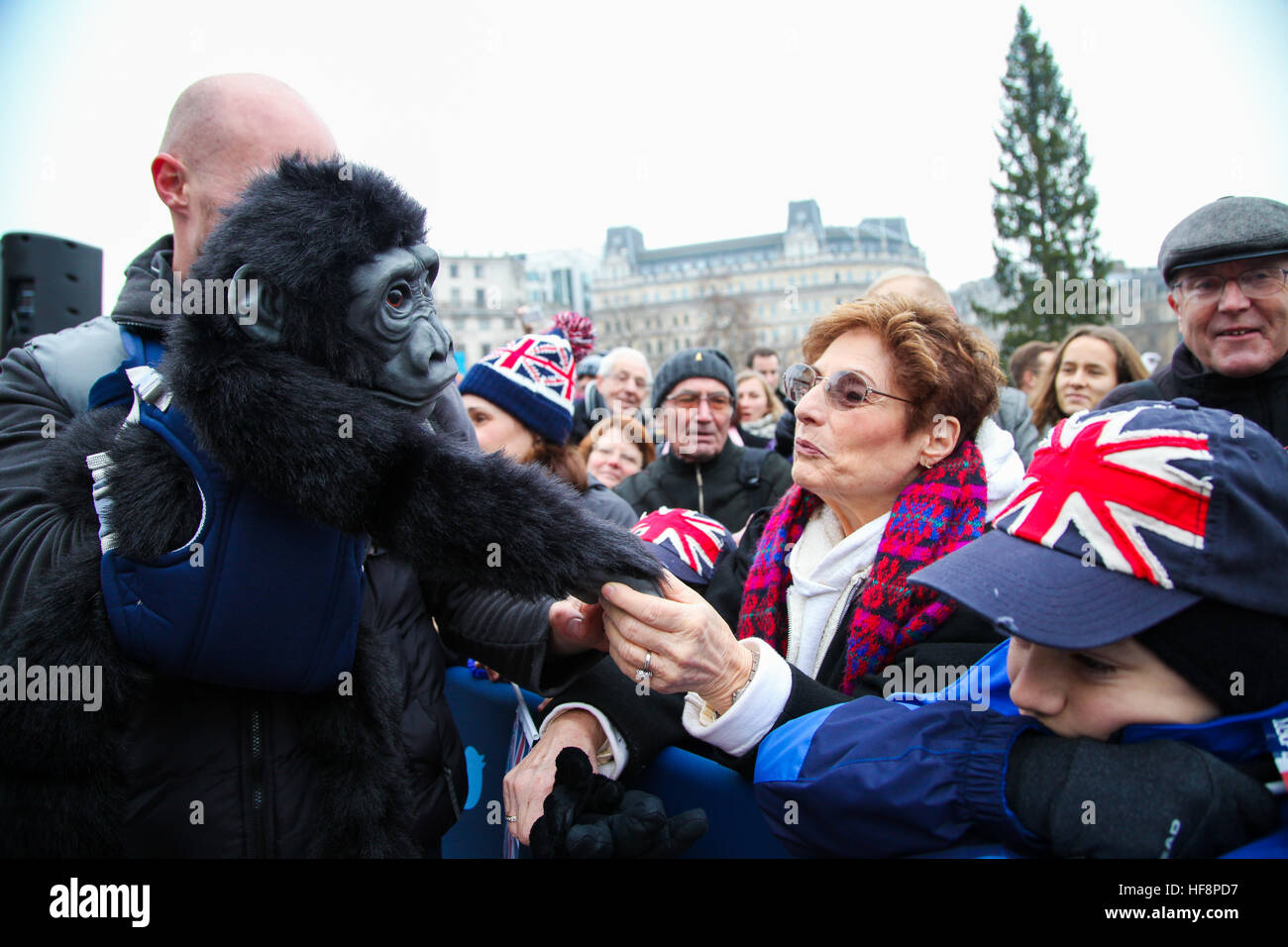 Trafalgar Square in London. UK 30. Dezember 2016 - Darsteller durchlaufen eine Routine während der neuen Jahre Day Parade Vorbereitungen am Trafalgar Square in London. Der London neue Jahre Day Parade, stattfinden in seiner 31. Jahr 01 Januar. Londoner New Year es Day Parade, eine Wende der Jahre Tradition, verfügen über mehr als 8.000 Künstlern aus zahlreichen Nationen. Bildnachweis: Dinendra Haria/Alamy Live-Nachrichten Stockfoto