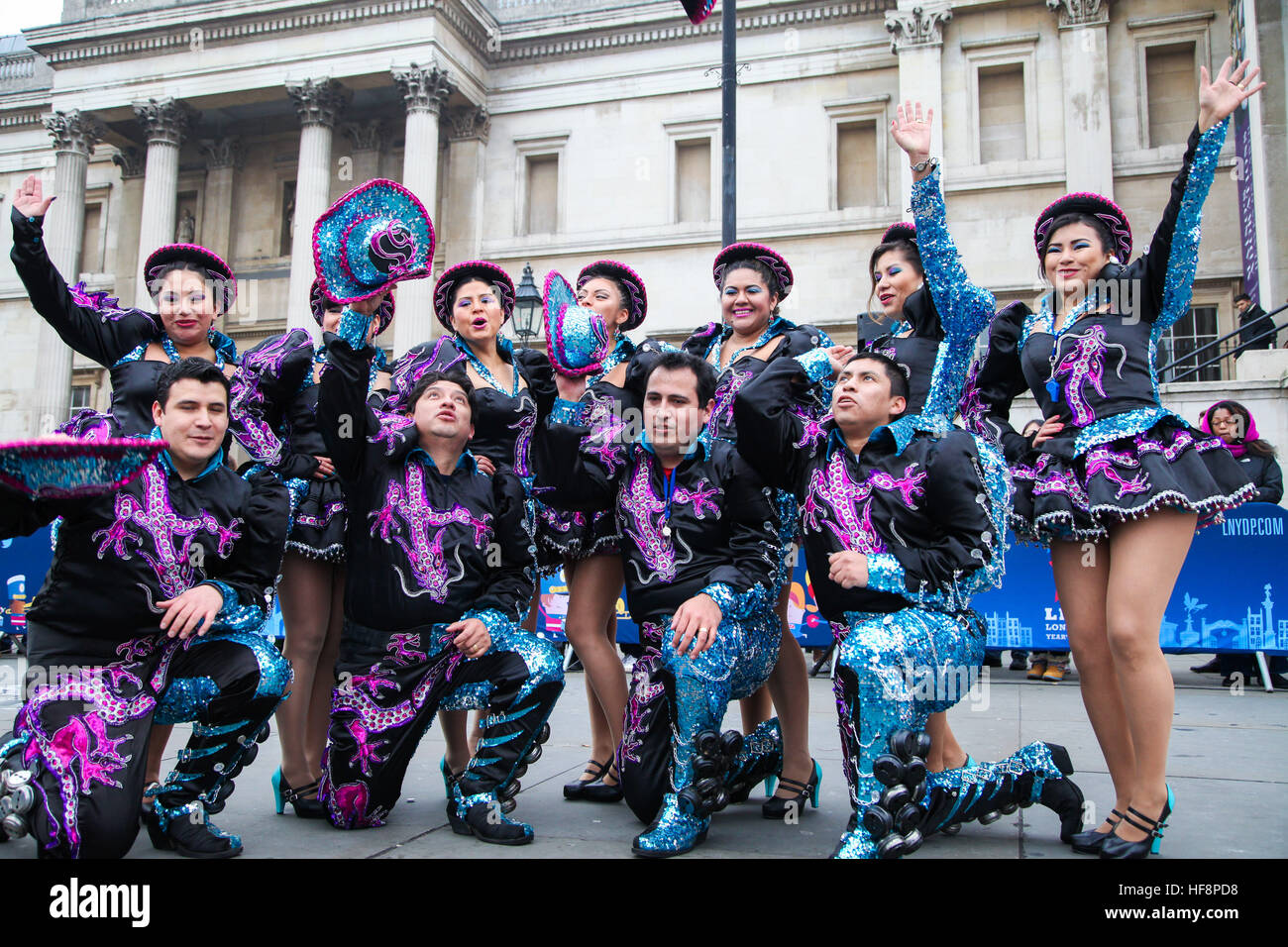 Trafalgar Square, London, UK 30. Dezember 2016. -Caporales San Simon Londres durchlaufen eine Routine während der neuen Jahre Day Parade Vorbereitungen am Trafalgar Square in London. Caporales San Simon Londres ist eine Latin American Folk Gruppe von Vertretern der Kultur und Tradition von Bolivien. Der London neue Jahre Day Parade, stattfinden in seiner 31. Jahr 01 Januar. Londoner New Year es Day Parade, eine Wende der Jahre Tradition, verfügen über mehr als 8.000 Künstlern aus zahlreichen Nationen. Bildnachweis: Dinendra Haria/Alamy Live-Nachrichten Stockfoto