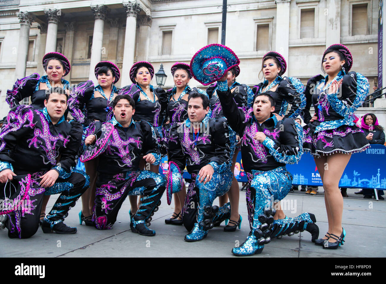 Trafalgar Square, London, UK 30. Dezember 2016. -Caporales San Simon Londres durchlaufen eine Routine während der neuen Jahre Day Parade Vorbereitungen am Trafalgar Square in London. Caporales San Simon Londres ist eine Latin American Folk Gruppe von Vertretern der Kultur und Tradition von Bolivien. Der London neue Jahre Day Parade, stattfinden in seiner 31. Jahr 01 Januar. Londoner New Year es Day Parade, eine Wende der Jahre Tradition, verfügen über mehr als 8.000 Künstlern aus zahlreichen Nationen. Bildnachweis: Dinendra Haria/Alamy Live-Nachrichten Stockfoto