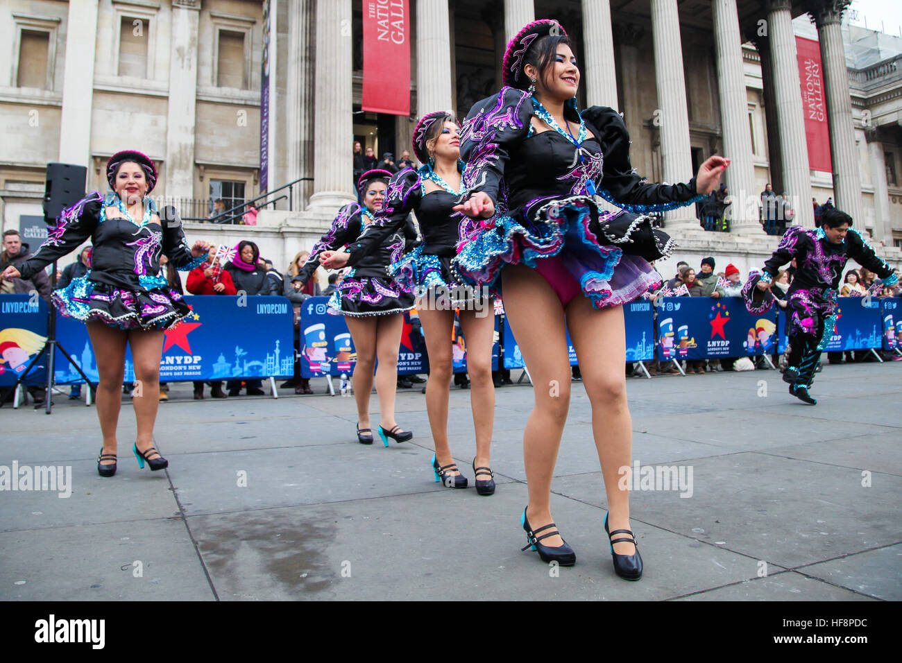 Trafalgar Square, London, UK 30. Dezember 2016. -Caporales San Simon Londres durchlaufen eine Routine während der neuen Jahre Day Parade Vorbereitungen am Trafalgar Square in London. Caporales San Simon Londres ist eine Latin American Folk Gruppe von Vertretern der Kultur und Tradition von Bolivien. Der London neue Jahre Day Parade, stattfinden in seiner 31. Jahr 01 Januar. Londoner New Year es Day Parade, eine Wende der Jahre Tradition, verfügen über mehr als 8.000 Künstlern aus zahlreichen Nationen. Bildnachweis: Dinendra Haria/Alamy Live-Nachrichten Stockfoto