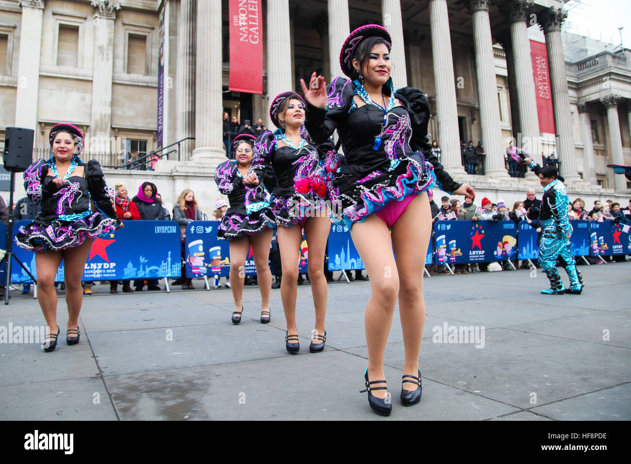 Trafalgar Square, London, UK 30. Dezember 2016. -Caporales San Simon Londres durchlaufen eine Routine während der neuen Jahre Day Parade Vorbereitungen am Trafalgar Square in London. Caporales San Simon Londres ist eine Latin American Folk Gruppe von Vertretern der Kultur und Tradition von Bolivien. Der London neue Jahre Day Parade, stattfinden in seiner 31. Jahr 01 Januar. Londoner New Year es Day Parade, eine Wende der Jahre Tradition, verfügen über mehr als 8.000 Künstlern aus zahlreichen Nationen. Bildnachweis: Dinendra Haria/Alamy Live-Nachrichten Stockfoto
