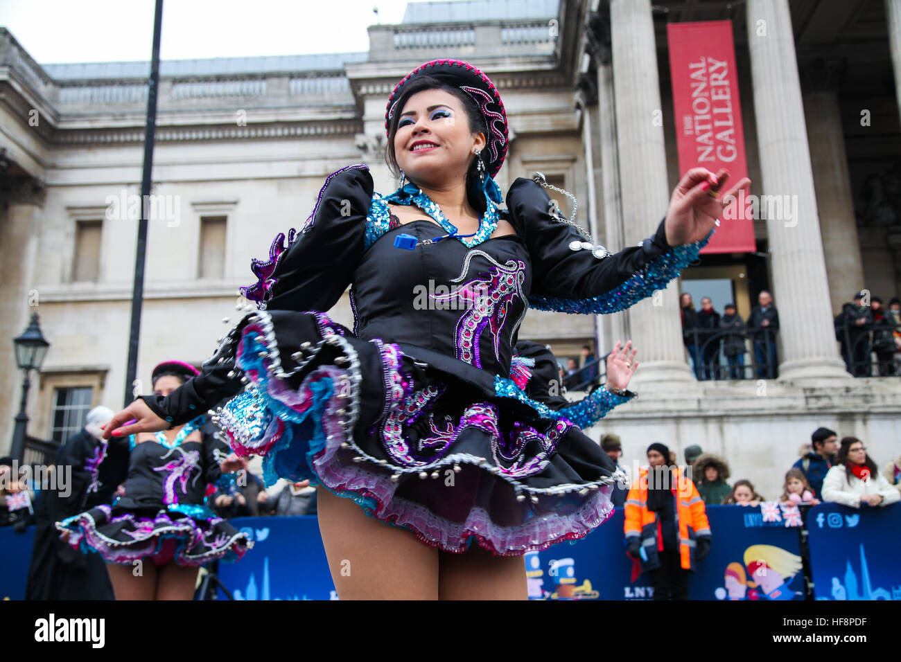 Trafalgar Square, London, UK 30. Dezember 2016. -Caporales San Simon Londres durchlaufen eine Routine während der neuen Jahre Day Parade Vorbereitungen am Trafalgar Square in London. Caporales San Simon Londres ist eine Latin American Folk Gruppe von Vertretern der Kultur und Tradition von Bolivien. Der London neue Jahre Day Parade, stattfinden in seiner 31. Jahr 01 Januar. Londoner New Year es Day Parade, eine Wende der Jahre Tradition, verfügen über mehr als 8.000 Künstlern aus zahlreichen Nationen. Bildnachweis: Dinendra Haria/Alamy Live-Nachrichten Stockfoto