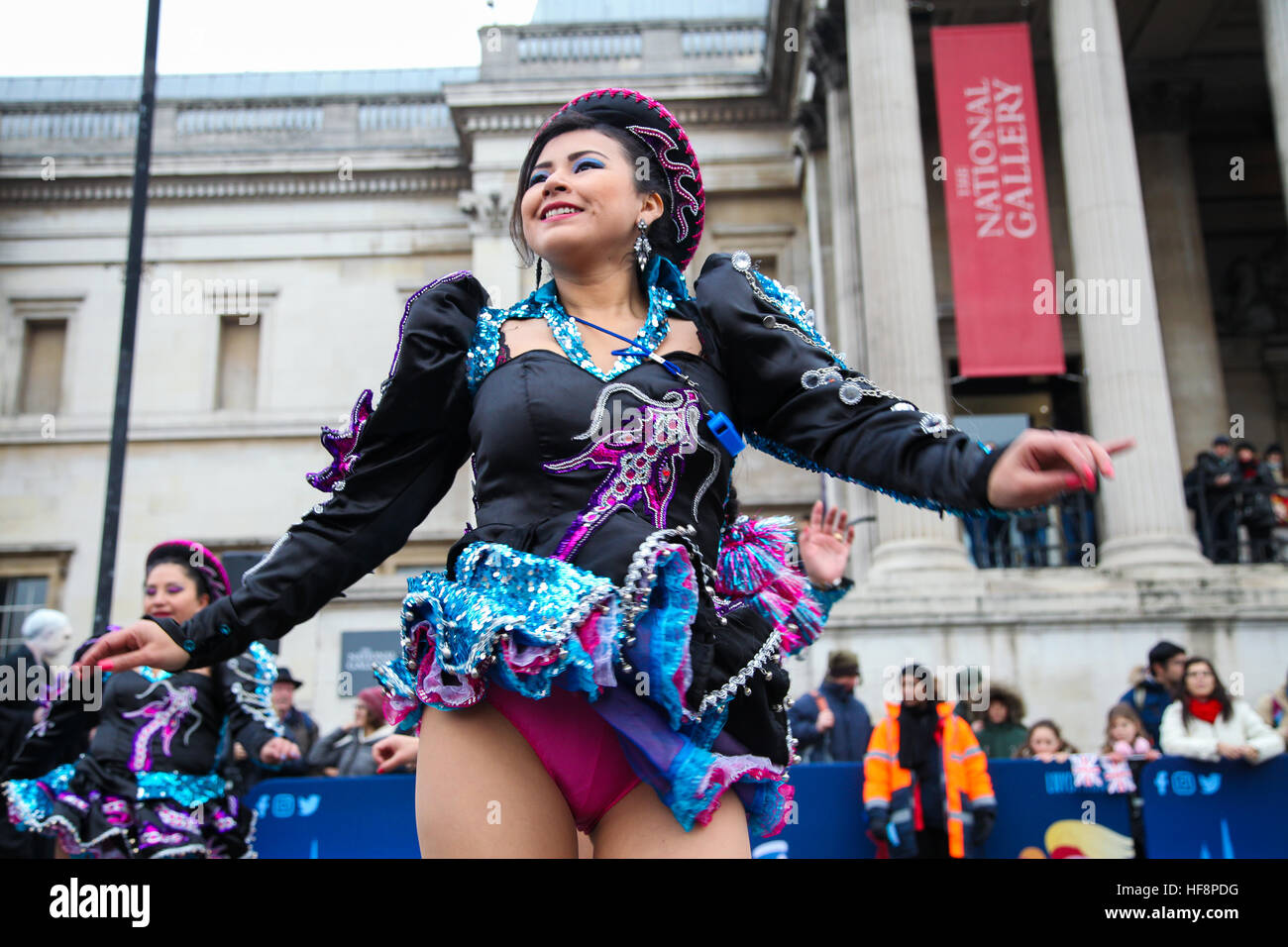 Trafalgar Square, London, UK 30. Dezember 2016. -Caporales San Simon Londres durchlaufen eine Routine während der neuen Jahre Day Parade Vorbereitungen am Trafalgar Square in London. Caporales San Simon Londres ist eine Latin American Folk Gruppe von Vertretern der Kultur und Tradition von Bolivien. Der London neue Jahre Day Parade, stattfinden in seiner 31. Jahr 01 Januar. Londoner New Year es Day Parade, eine Wende der Jahre Tradition, verfügen über mehr als 8.000 Künstlern aus zahlreichen Nationen. Bildnachweis: Dinendra Haria/Alamy Live-Nachrichten Stockfoto