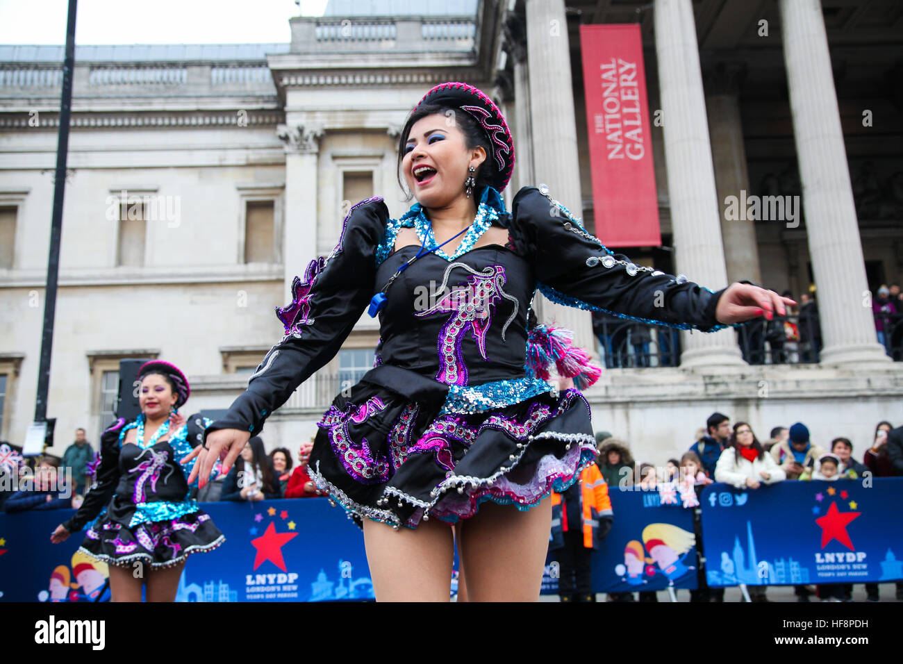 Trafalgar Square, London, UK 30. Dezember 2016. -Caporales San Simon Londres durchlaufen eine Routine während der neuen Jahre Day Parade Vorbereitungen am Trafalgar Square in London. Caporales San Simon Londres ist eine Latin American Folk Gruppe von Vertretern der Kultur und Tradition von Bolivien. Der London neue Jahre Day Parade, stattfinden in seiner 31. Jahr 01 Januar. Londoner New Year es Day Parade, eine Wende der Jahre Tradition, verfügen über mehr als 8.000 Künstlern aus zahlreichen Nationen. Bildnachweis: Dinendra Haria/Alamy Live-Nachrichten Stockfoto