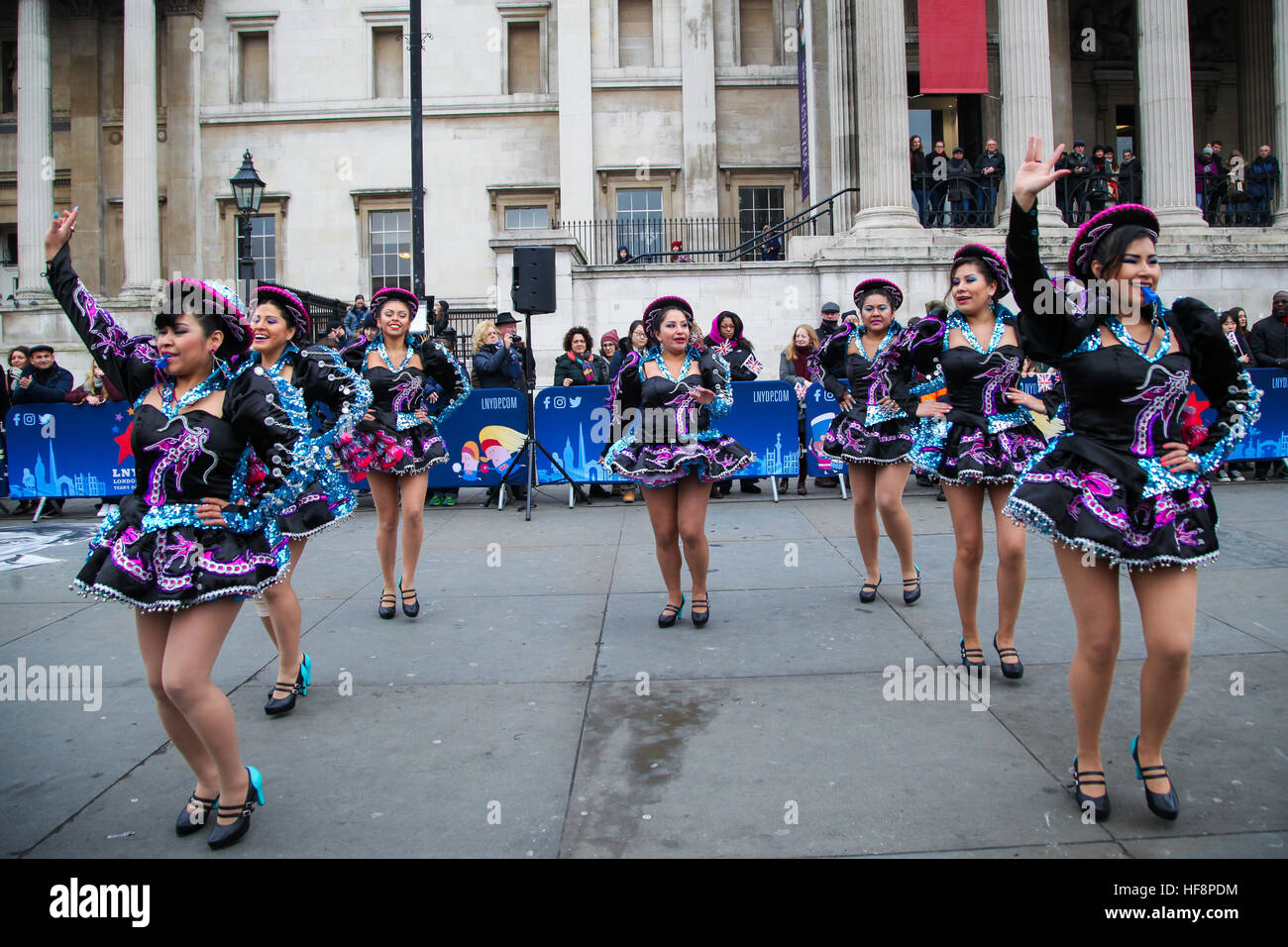 Trafalgar Square, London, UK 30. Dezember 2016. -Caporales San Simon Londres durchlaufen eine Routine während der neuen Jahre Day Parade Vorbereitungen am Trafalgar Square in London. Caporales San Simon Londres ist eine Latin American Folk Gruppe von Vertretern der Kultur und Tradition von Bolivien. Der London neue Jahre Day Parade, stattfinden in seiner 31. Jahr 01 Januar. Londoner New Year es Day Parade, eine Wende der Jahre Tradition, verfügen über mehr als 8.000 Künstlern aus zahlreichen Nationen. Bildnachweis: Dinendra Haria/Alamy Live-Nachrichten Stockfoto