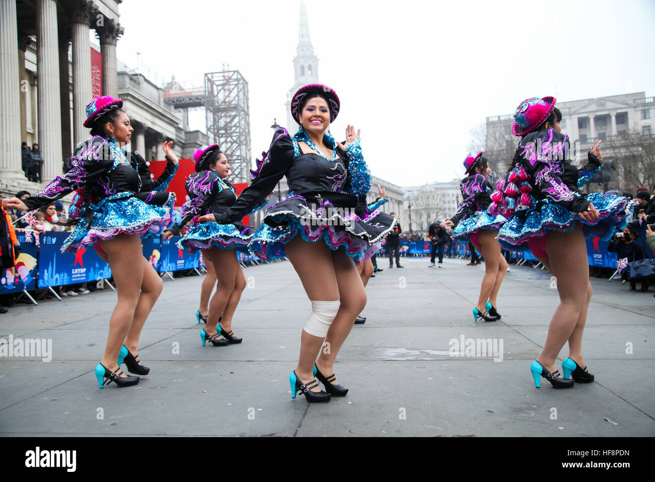 Trafalgar Square, London, UK 30. Dezember 2016. -Caporales San Simon Londres durchlaufen eine Routine während der neuen Jahre Day Parade Vorbereitungen am Trafalgar Square in London. Caporales San Simon Londres ist eine Latin American Folk Gruppe von Vertretern der Kultur und Tradition von Bolivien. Der London neue Jahre Day Parade, stattfinden in seiner 31. Jahr 01 Januar. Londoner New Year es Day Parade, eine Wende der Jahre Tradition, verfügen über mehr als 8.000 Künstlern aus zahlreichen Nationen. Bildnachweis: Dinendra Haria/Alamy Live-Nachrichten Stockfoto