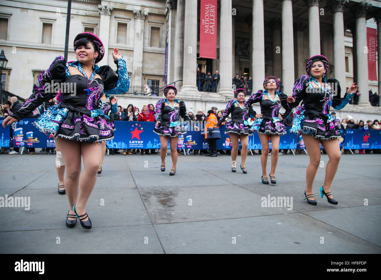 Trafalgar Square, London, UK 30. Dezember 2016. -Caporales San Simon Londres durchlaufen eine Routine während der neuen Jahre Day Parade Vorbereitungen am Trafalgar Square in London. Caporales San Simon Londres ist eine Latin American Folk Gruppe von Vertretern der Kultur und Tradition von Bolivien. Der London neue Jahre Day Parade, stattfinden in seiner 31. Jahr 01 Januar. Londoner New Year es Day Parade, eine Wende der Jahre Tradition, verfügen über mehr als 8.000 Künstlern aus zahlreichen Nationen. Bildnachweis: Dinendra Haria/Alamy Live-Nachrichten Stockfoto