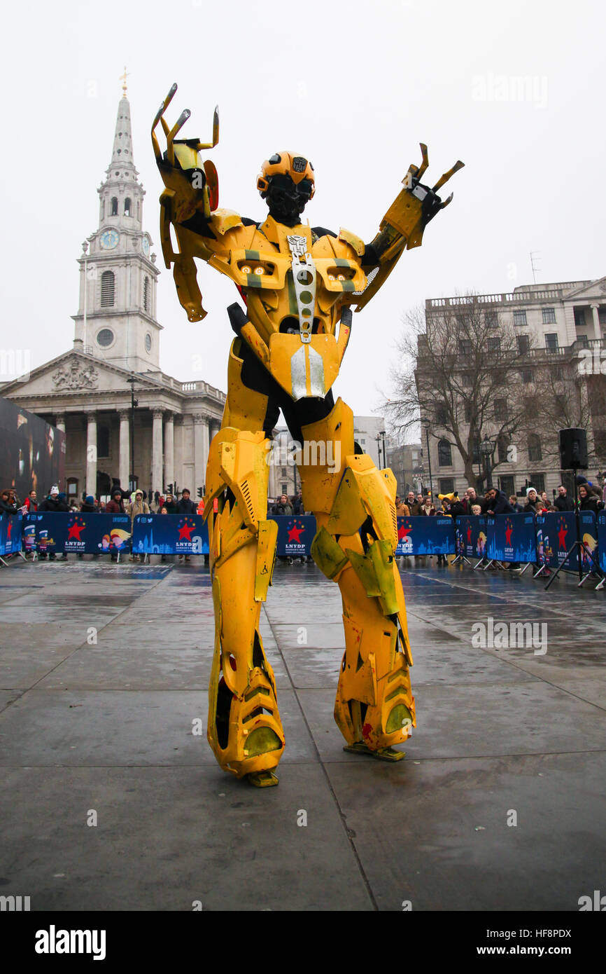 Trafalgar Square in London. UK 30. Dezember 2016 - Darsteller durchlaufen eine Routine während der neuen Jahre Day Parade Vorbereitungen am Trafalgar Square in London. Der London neue Jahre Day Parade, stattfinden in seiner 31. Jahr 01 Januar. Londoner New Year es Day Parade, eine Wende der Jahre Tradition, verfügen über mehr als 8.000 Künstlern aus zahlreichen Nationen. Bildnachweis: Dinendra Haria/Alamy Live-Nachrichten Stockfoto