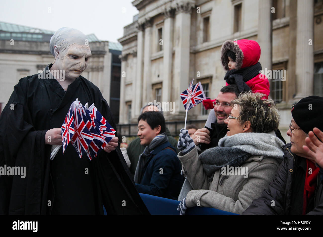 Trafalgar Square in London. UK 30. Dezember 2016 - Darsteller durchlaufen eine Routine während der neuen Jahre Day Parade Vorbereitungen am Trafalgar Square in London. Der London neue Jahre Day Parade, stattfinden in seiner 31. Jahr 01 Januar. Londoner New Year es Day Parade, eine Wende der Jahre Tradition, verfügen über mehr als 8.000 Künstlern aus zahlreichen Nationen. Bildnachweis: Dinendra Haria/Alamy Live-Nachrichten Stockfoto