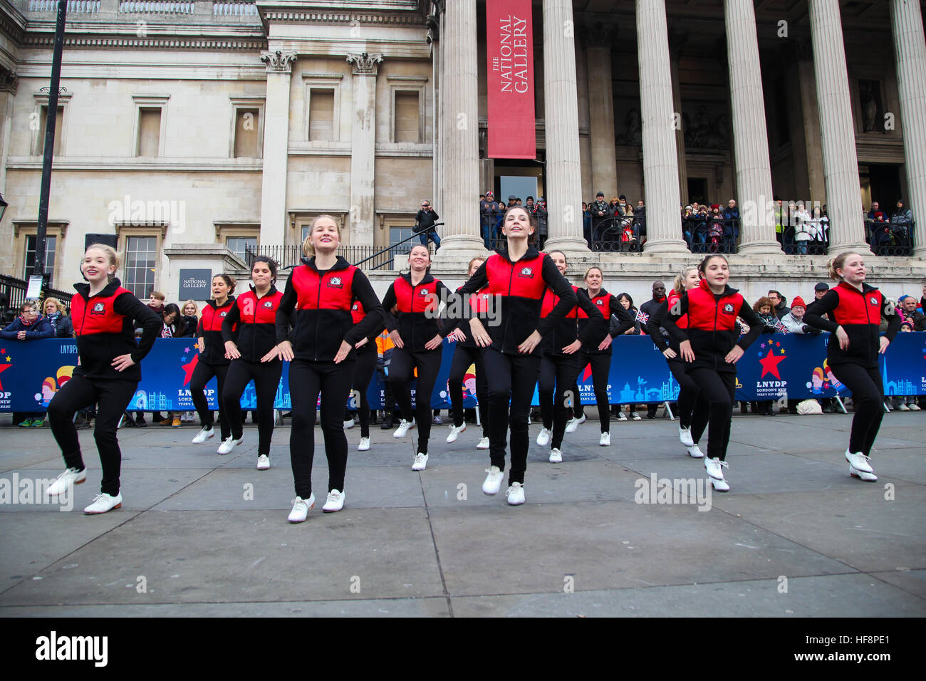 Trafalgar Square in London. UK 30. Dezember 2016 - Darsteller durchlaufen eine Routine während der neuen Jahre Day Parade Vorbereitungen am Trafalgar Square in London. Der London neue Jahre Day Parade, stattfinden in seiner 31. Jahr 01 Januar. Londoner New Year es Day Parade, eine Wende der Jahre Tradition, verfügen über mehr als 8.000 Künstlern aus zahlreichen Nationen. Bildnachweis: Dinendra Haria/Alamy Live-Nachrichten Stockfoto