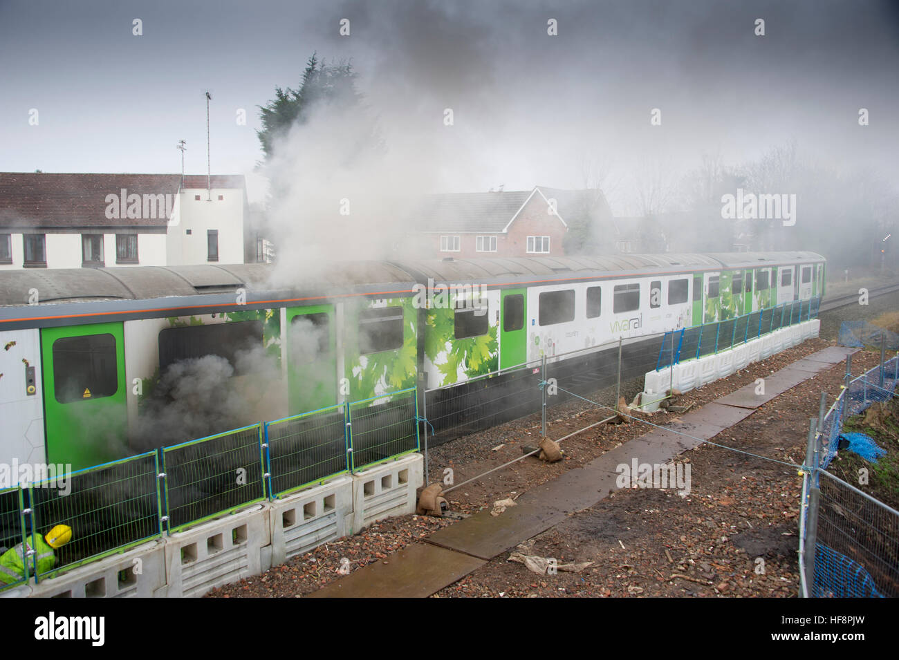 Hauptbahn in der Nähe von Leamington Spa, England. 30. Dezember 2016. Prototyp D-Zug 230 001 Feuer beim Test in Kenilworth entlang der wichtigsten Eisenbahnstrecke zwischen Coventry und Leamington Spa am 30. Dezember 2016 gefangen. Der Zug, als ein innovatives Konzept ist eine konvertierte London U-Bahn-Zug, der läuft auf Diesel-Motoren, die elektrischen Strom für die Züge Fahrmotoren zur Verfügung zu stellen. Der D-Zug wird geglaubt, um seine endgültige Hauptlinie Tests vollendet haben. Bildnachweis: Fraser Pithie/Alamy Live-Nachrichten Stockfoto