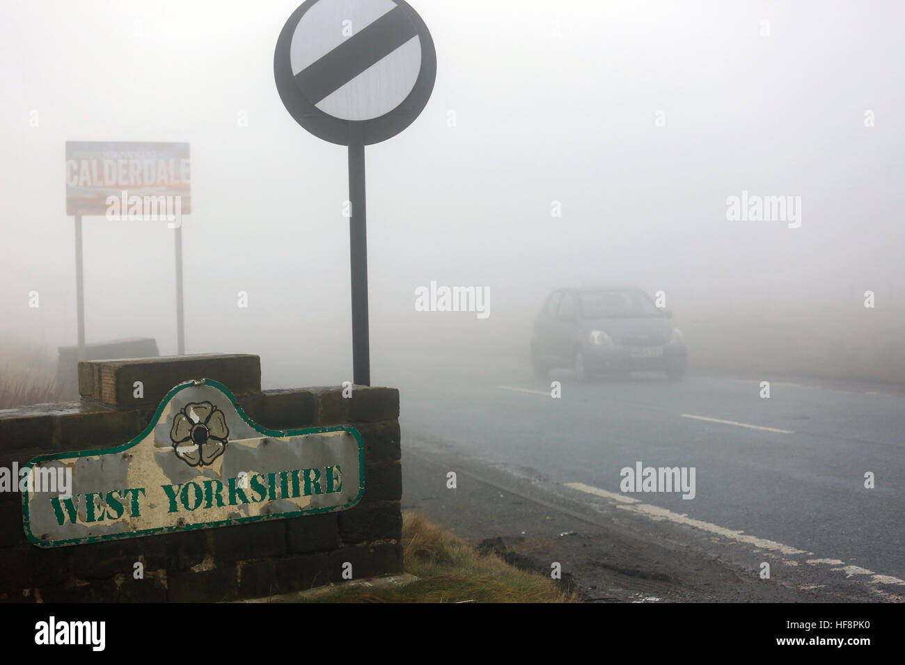 Calderdale, UK. 30. Dezember 2016. Ein Auto wurde ohne Lichter befahren im Nebel, Saddleworth, 30. Dezember 2016 (C) Barbara Koch/Alamy Live News Stockfoto