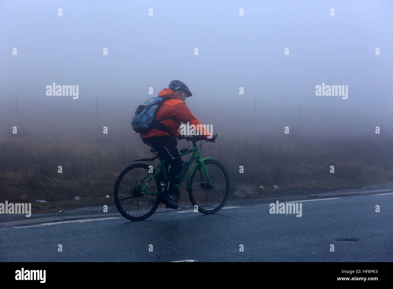 Calderdale, UK. 30. Dezember 2016. Ein Radsportler im Nebel, Saddleworth, 30. Dezember 2016 (C) Barbara Koch/Alamy Live News Stockfoto