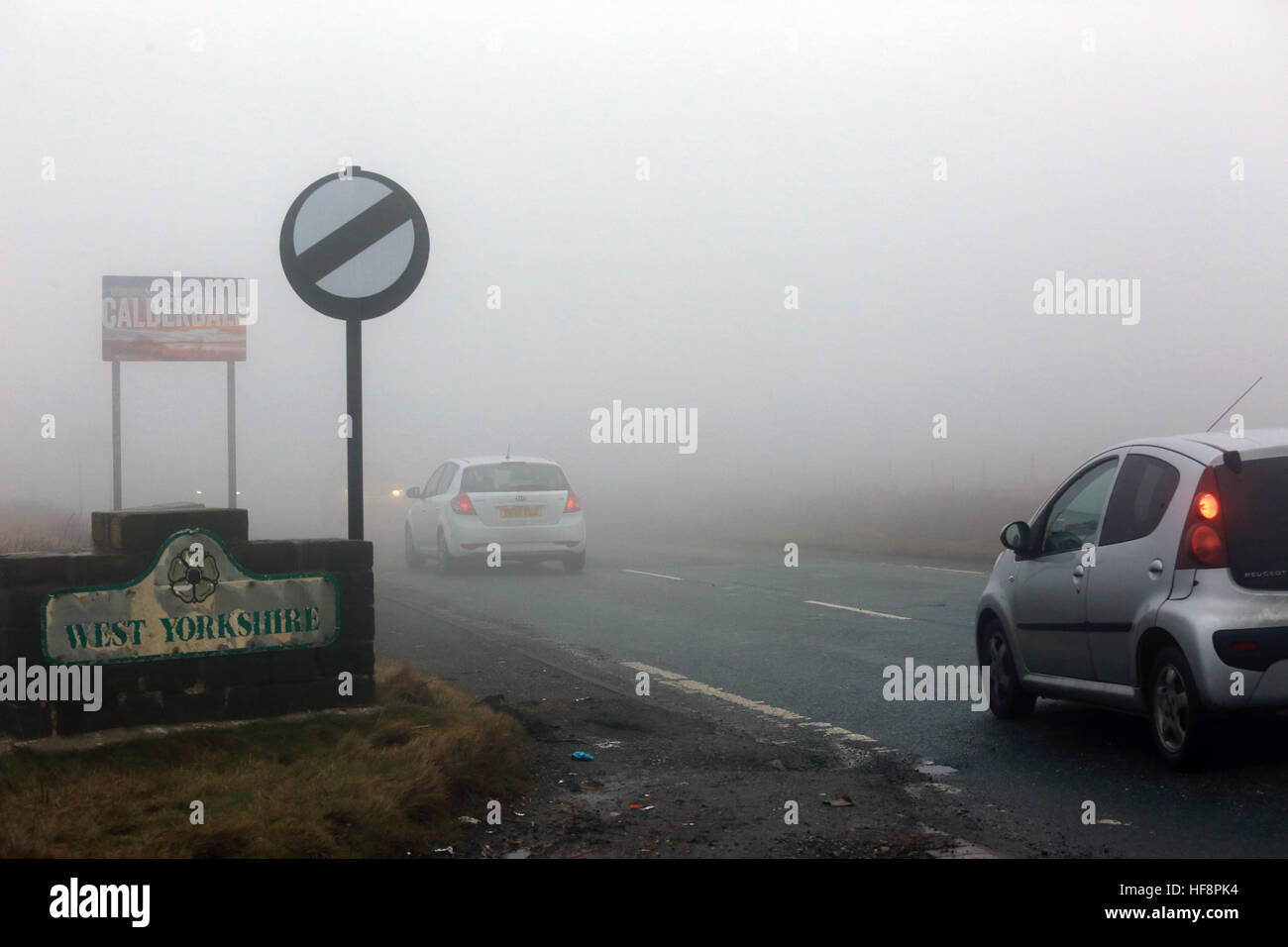 Calderdale, UK. 30. Dezember 2016. Autos wurden angetrieben im Nebel, Saddleworth, 30. Dezember 2016 (C) Barbara Koch/Alamy Live News Stockfoto