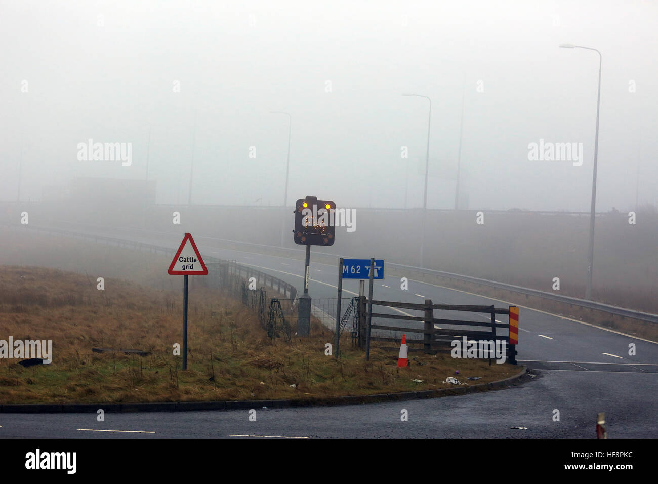 Calderdale, UK. 30. Dezember 2016. Nebel-Warnleuchten auf M62-Kreuzung am Saddleworth, 30. Dezember 2016 (C) Barbara Koch/Alamy Live News Stockfoto