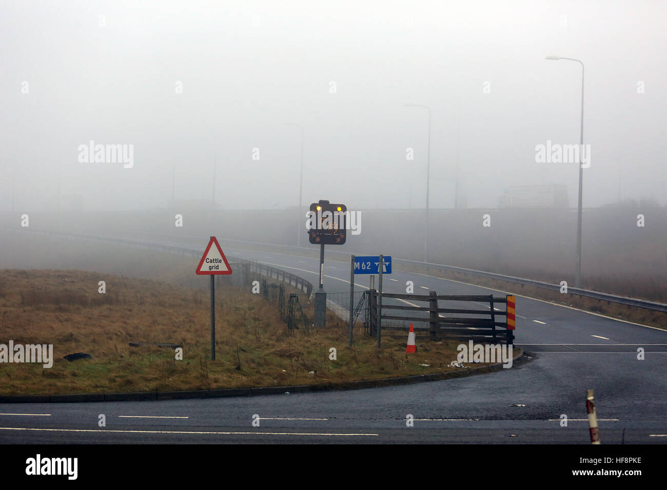 Calderdale, UK. 30. Dezember 2016. Nebel-Warnleuchten an Eintrag Kreuzung der M62, Saddleworth, 30. Dezember 2016 (C) Barbara Koch/Alamy Live News Stockfoto