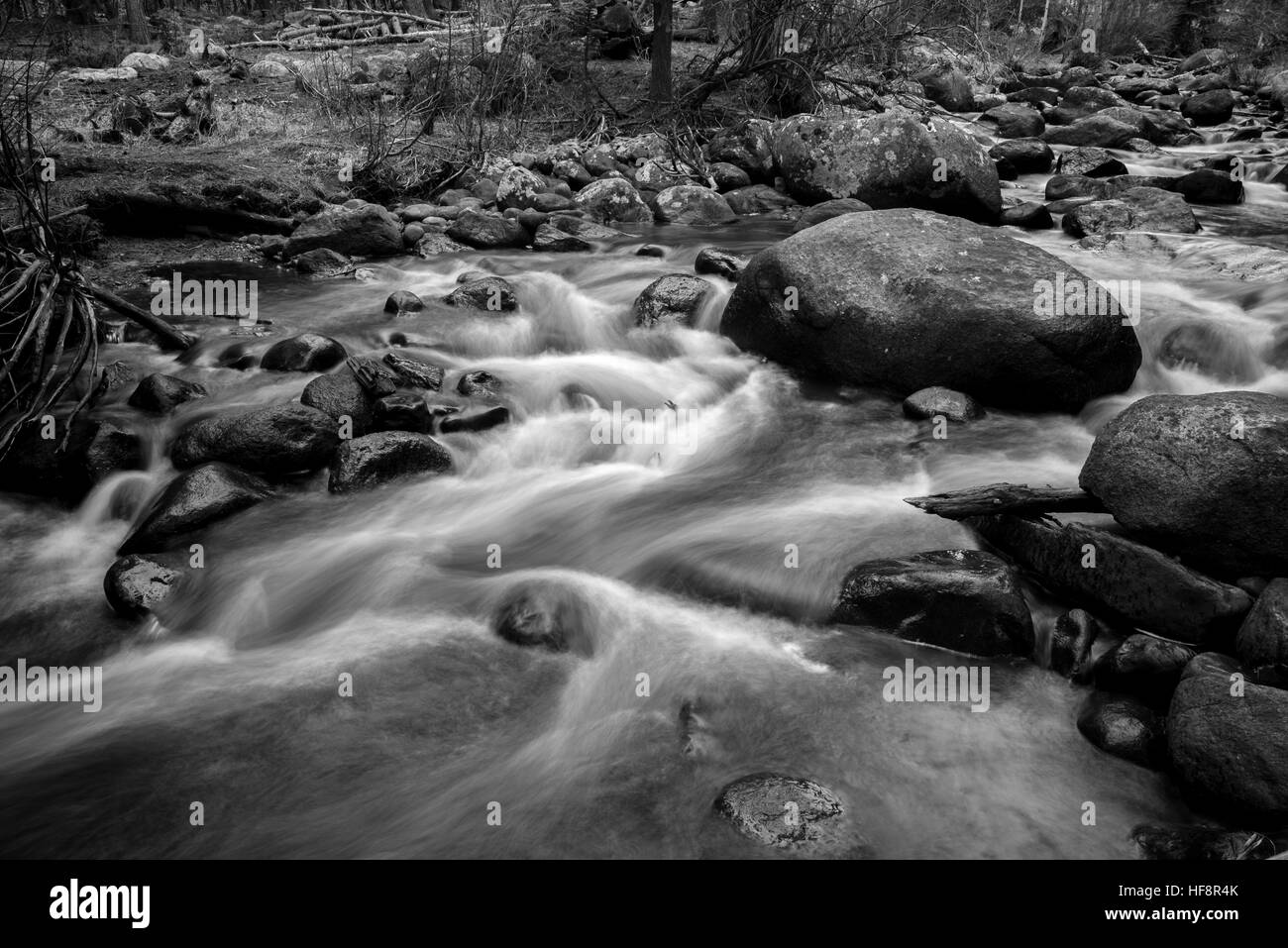 Ein Fluss fließt über große Felsbrocken. Stockfoto