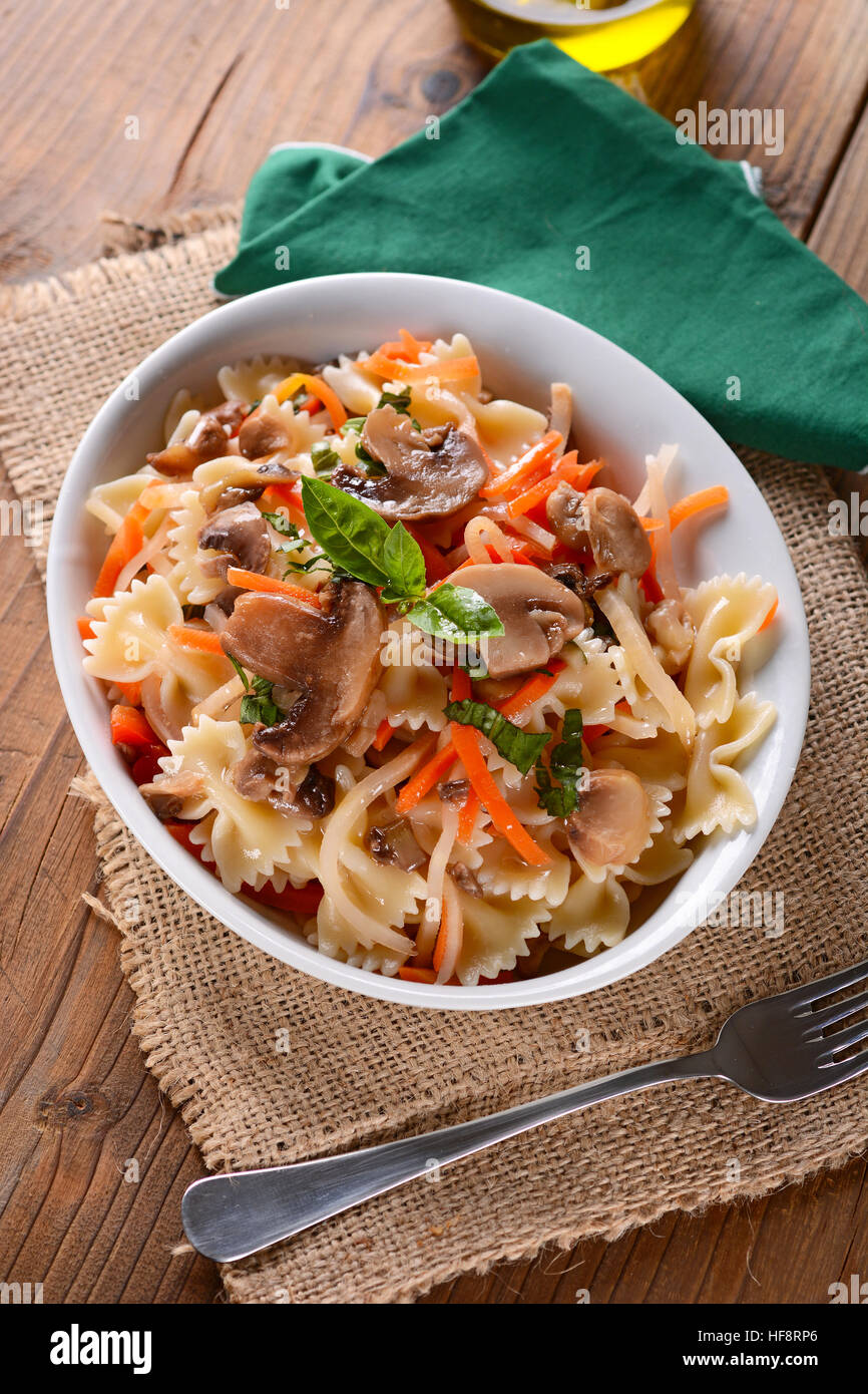 Pasta mit Pilzen und Gemüse Stockfotografie - Alamy