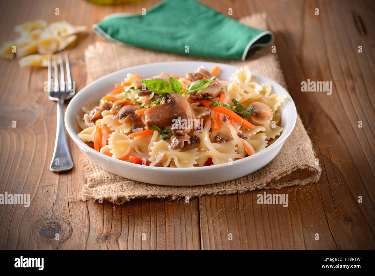 Pasta mit Pilzen und Gemüse Stockfotografie - Alamy
