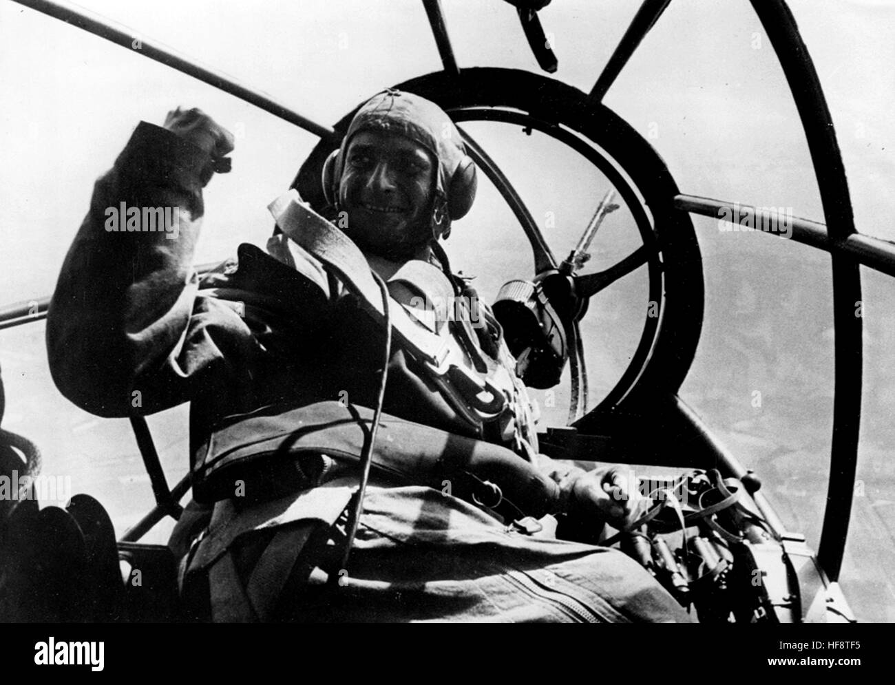 Das Bild der Nazi-Propaganda zeigt den Wächter eines deutschen Wehrmachts Heinkel He 111 Kampfflugzeugs auf einer Sortie. Veröffentlicht im August 1940. Fotoarchiv für Zeitgeschichte - KEIN WIRELESS-SERVICE - | weltweite Nutzung Stockfoto