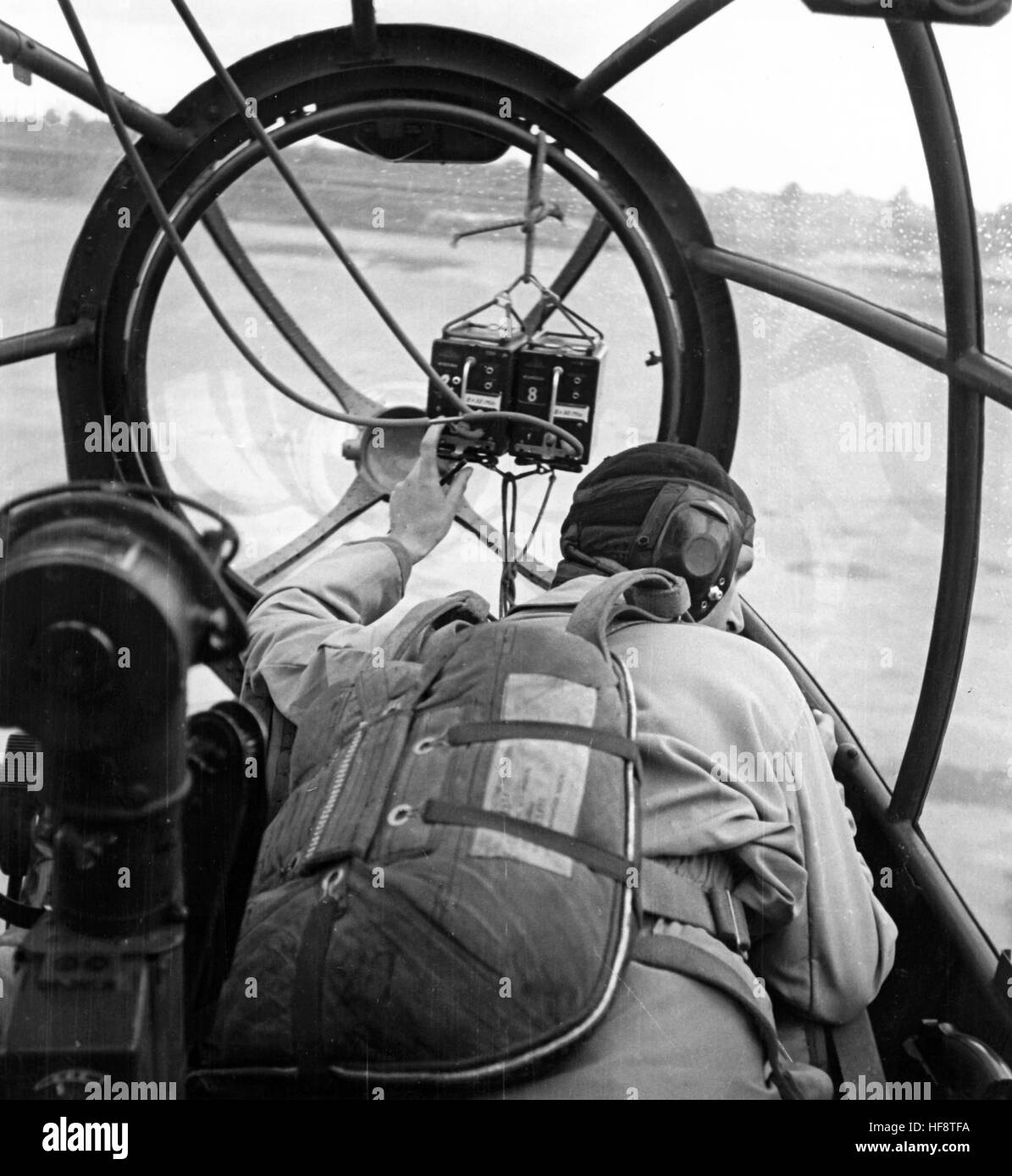 Das Nazi-Bild zeigt einen Testpiloten mit Maske und Fallschirm an einem Tacograph im Cockpit eines deutschen Luftwaffe Heinkel He 111 Kampfflugzeugs während eines Testflugs. Veröffentlichungsdatum unbekannt. Fotoarchiv für Zeitgeschichtee - KEIN WIRELESS-SERVICE - | weltweite Nutzung Stockfoto
