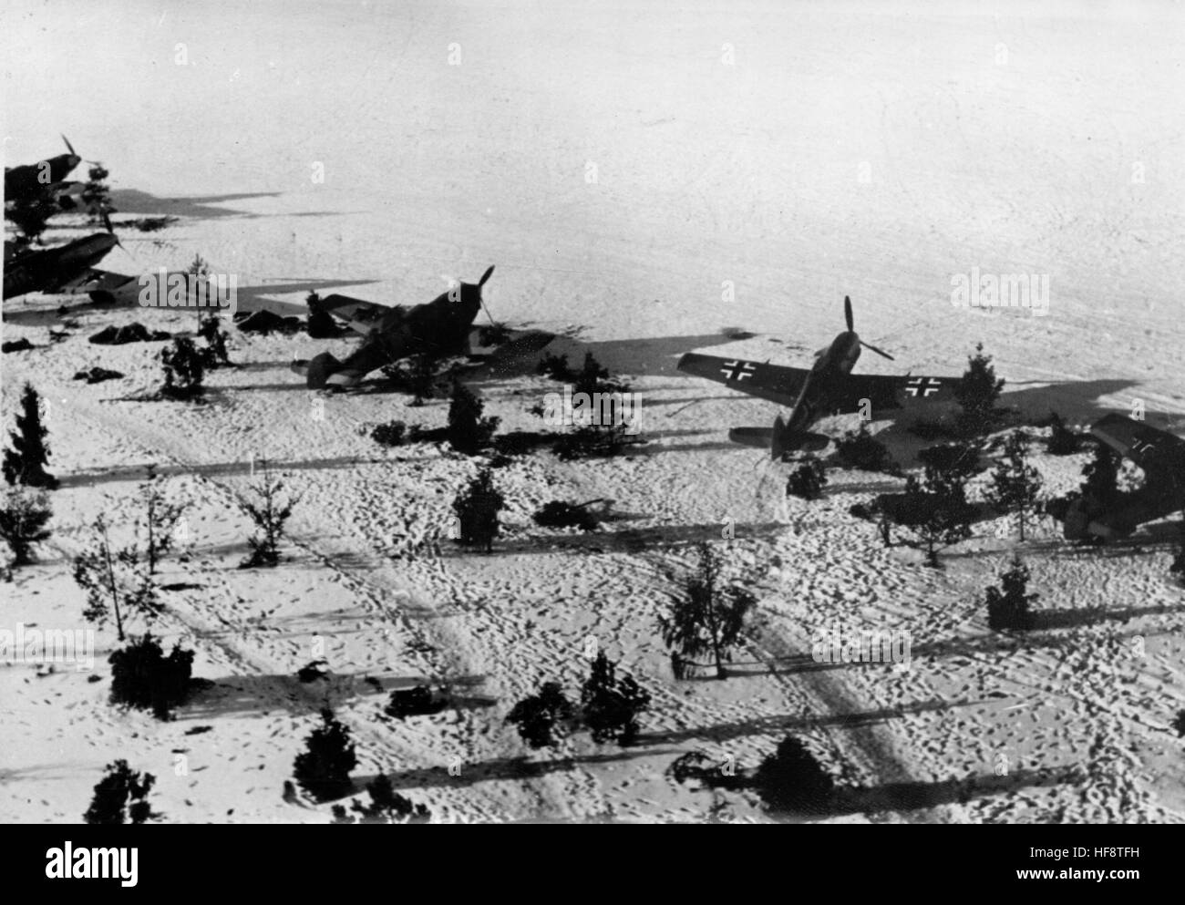 Das Bild der Nazi-Propaganda zeigt Kämpfer der deutschen Wehrmacht auf einem Flugplatz. Das Foto wurde im Januar 1940 veröffentlicht. Fotoarchiv für Zeitgeschichte - KEIN KABELDIENST - | weltweite Nutzung Stockfoto