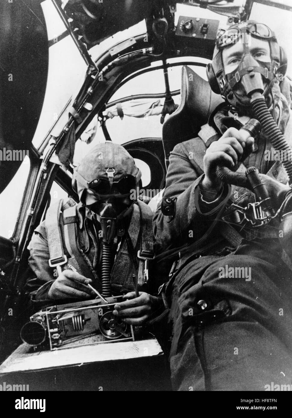 Das Bild der Nazi-Propaganda zeigt die Besatzung eines deutschen Wehrmacht Junkers 88-Flugzeugs auf einer täglichen Wetterbeobachtungsmission. Veröffentlicht im Dezember 1943. Fotoarchiv für Zeitgeschichte - KEIN WIRELESS-SERVICE - | weltweite Nutzung Stockfoto