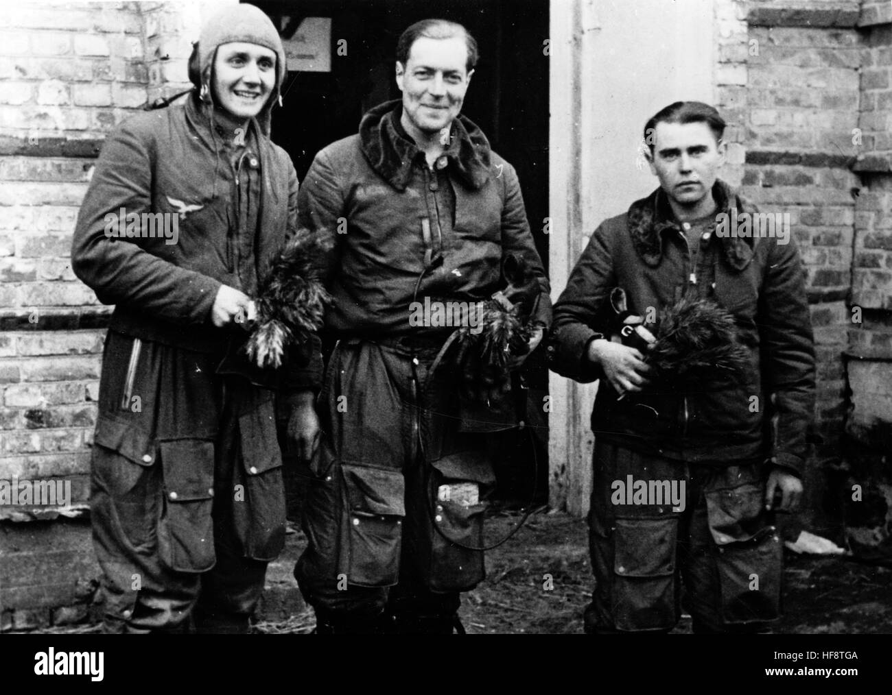 Das Bild der Nazi-Propaganda zeigt Kampfpiloten der deutschen Luftwaffe. Veröffentlicht im April 1943. Ein Nazi-Reporter hat auf der Rückseite des Bildes geschrieben: "Ein glücklicher Abschluss. Die Crew eines Zerstörers, die eine Notlandung hinter sowjetischen Linien machen musste. Die Besatzung kehrte nach einem schweren und gefährlichen marsch erfolgreich auf die deutschen Linien zurück. Hier gibt es keine Blumen, also wurden Tannenzweige ihnen von ihren Geschwadergenossen als willkommene Geste präsentiert." Fotoarchiv für Zeitgeschichte - KEIN WIRELESS-SERVICE - | weltweite Nutzung Stockfoto