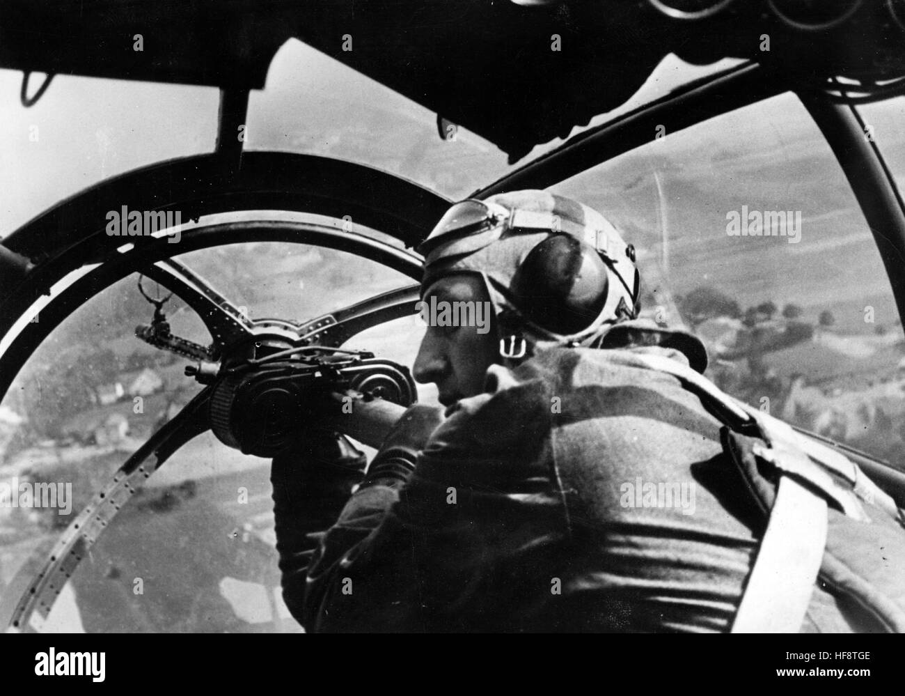 Das Bild der Nazi-Propaganda zeigt den Maschinengewehrer einer deutschen Wehrmacht Heinkel He 111 um 1940. Fotoarchiv für Zeitgeschichtee - KEIN WIRELESS-SERVICE - | weltweite Nutzung Stockfoto